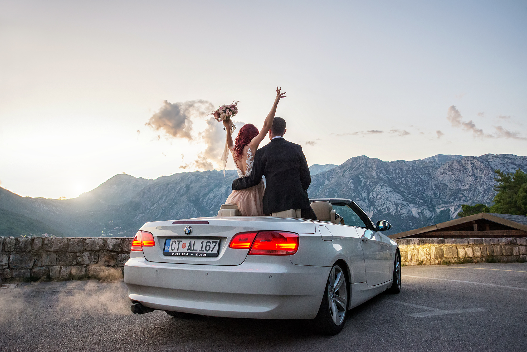 Жених и невеста на фоне заката