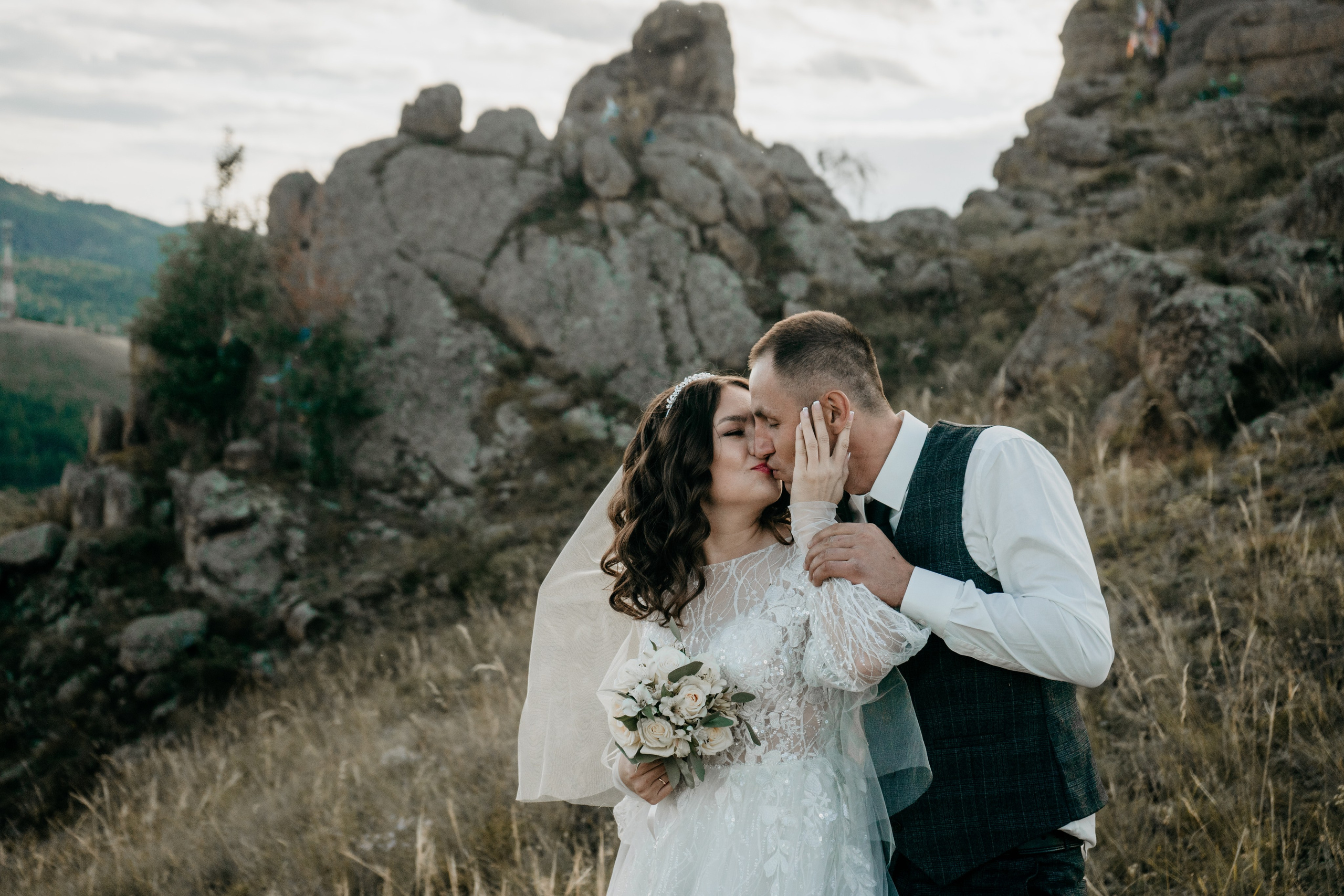 Свадебный фотографии с прогулки в окрестностях Улан-Удэ. Фотограф в Улан-Удэ. Свадебный фотограф в Улан-Удэ