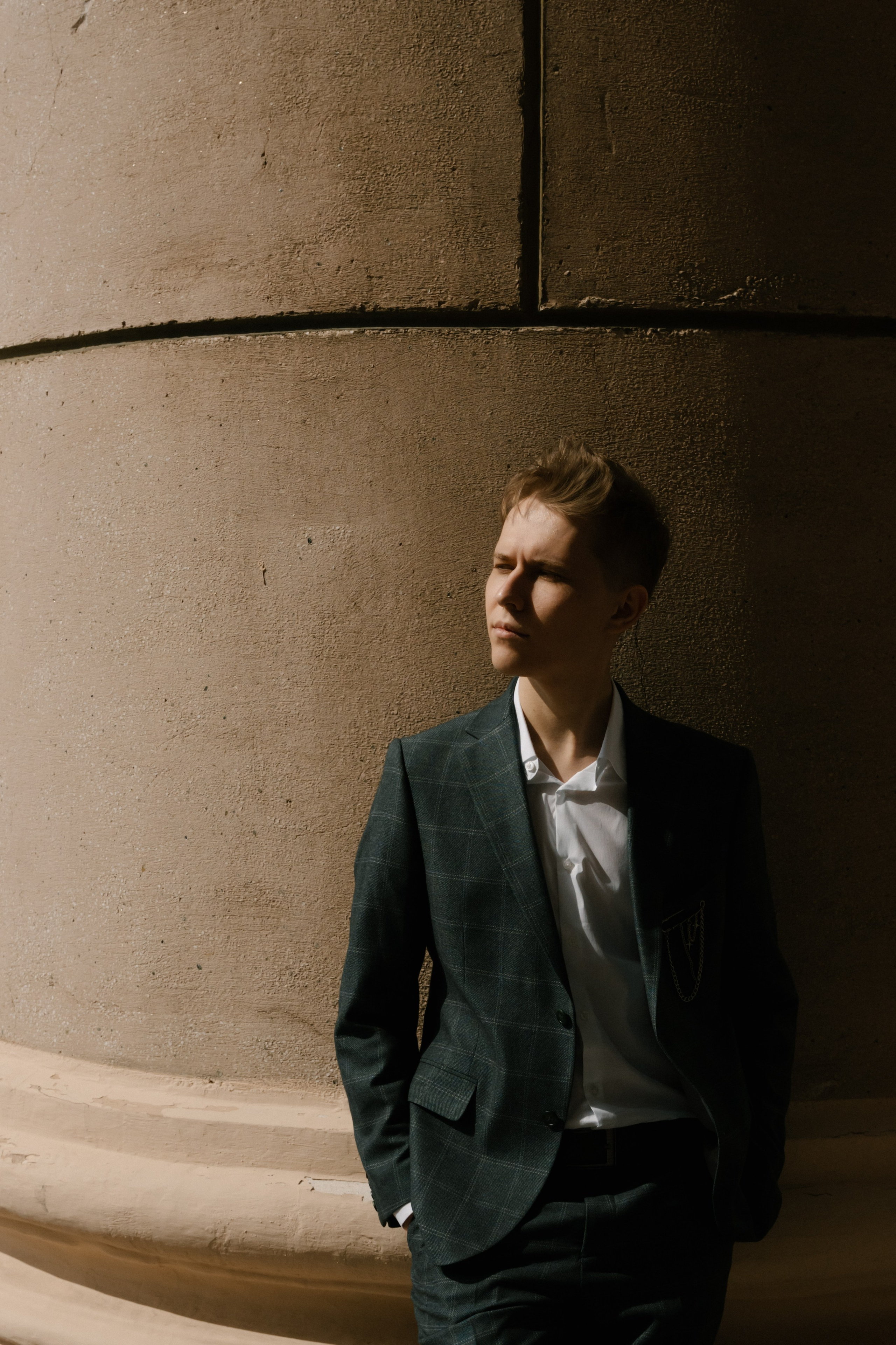 жених на фотосессии в Челябинске