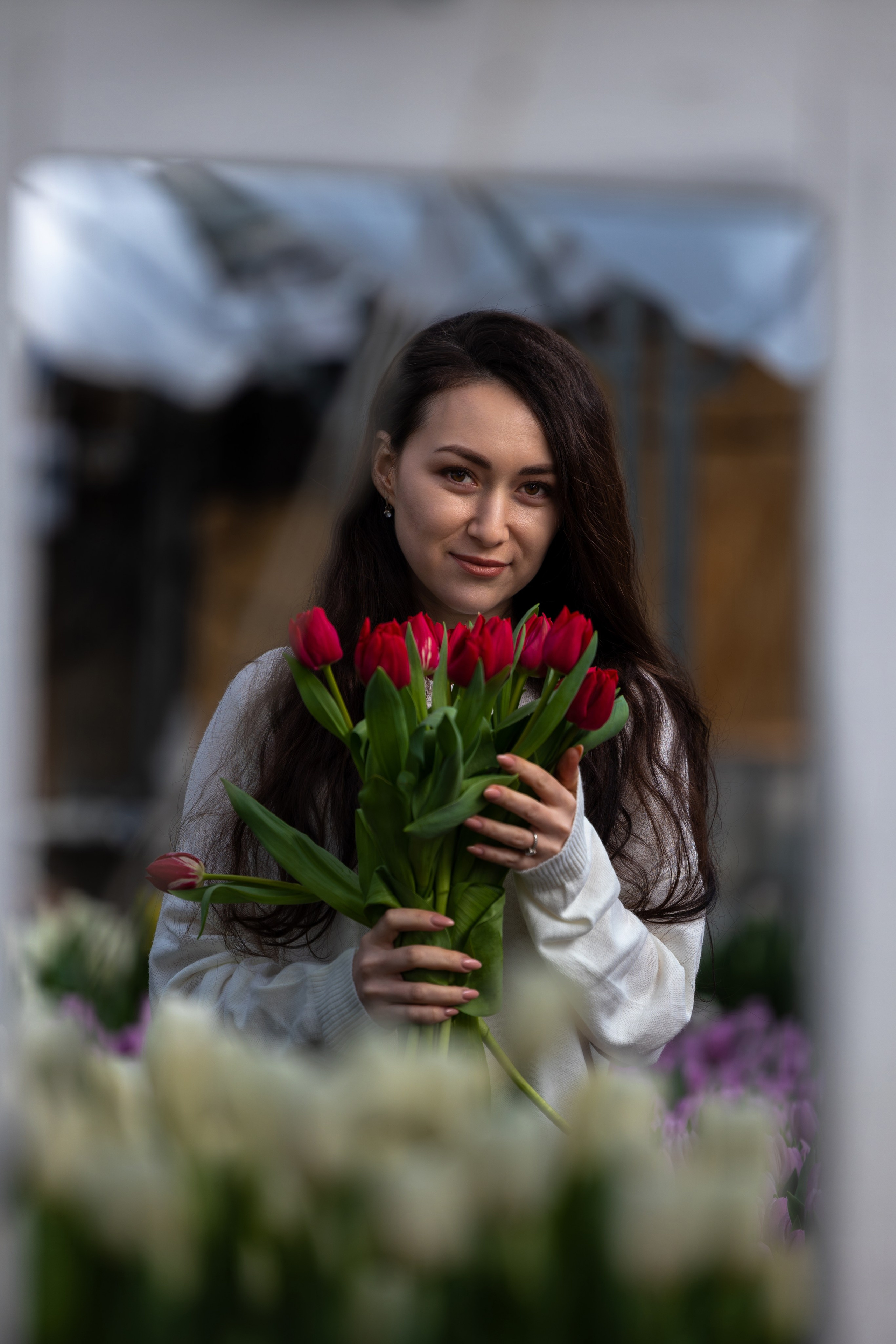 Фотосессия в теплице с тюльпанами
