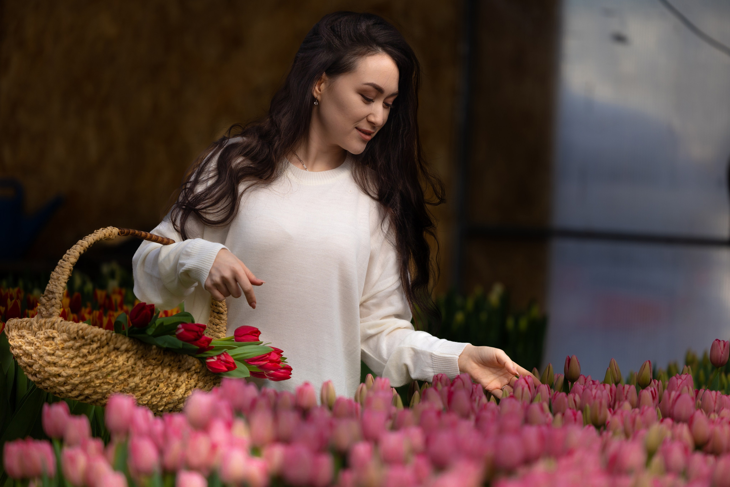 Фотосессия в теплице с тюльпанами. Свадебный фотограф Астрахань