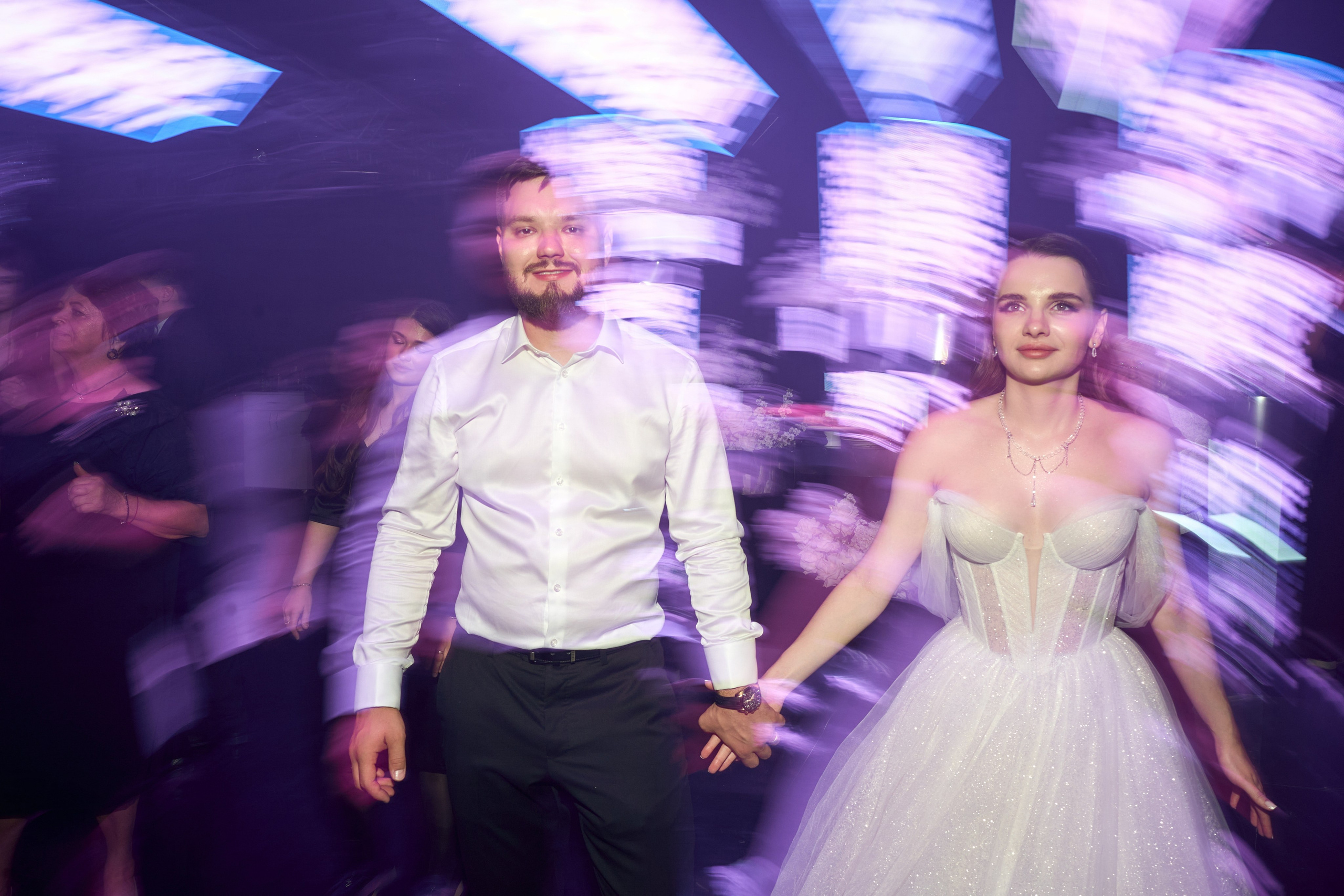 Свадьба с искусственным интеллектом в Усадьбе фамилии от ТВИНС СТУДИО лучших фотографов Краснодара. ТВИНС СТУДИО — лучшие свадебные фотографы и видеографы в Краснодаре