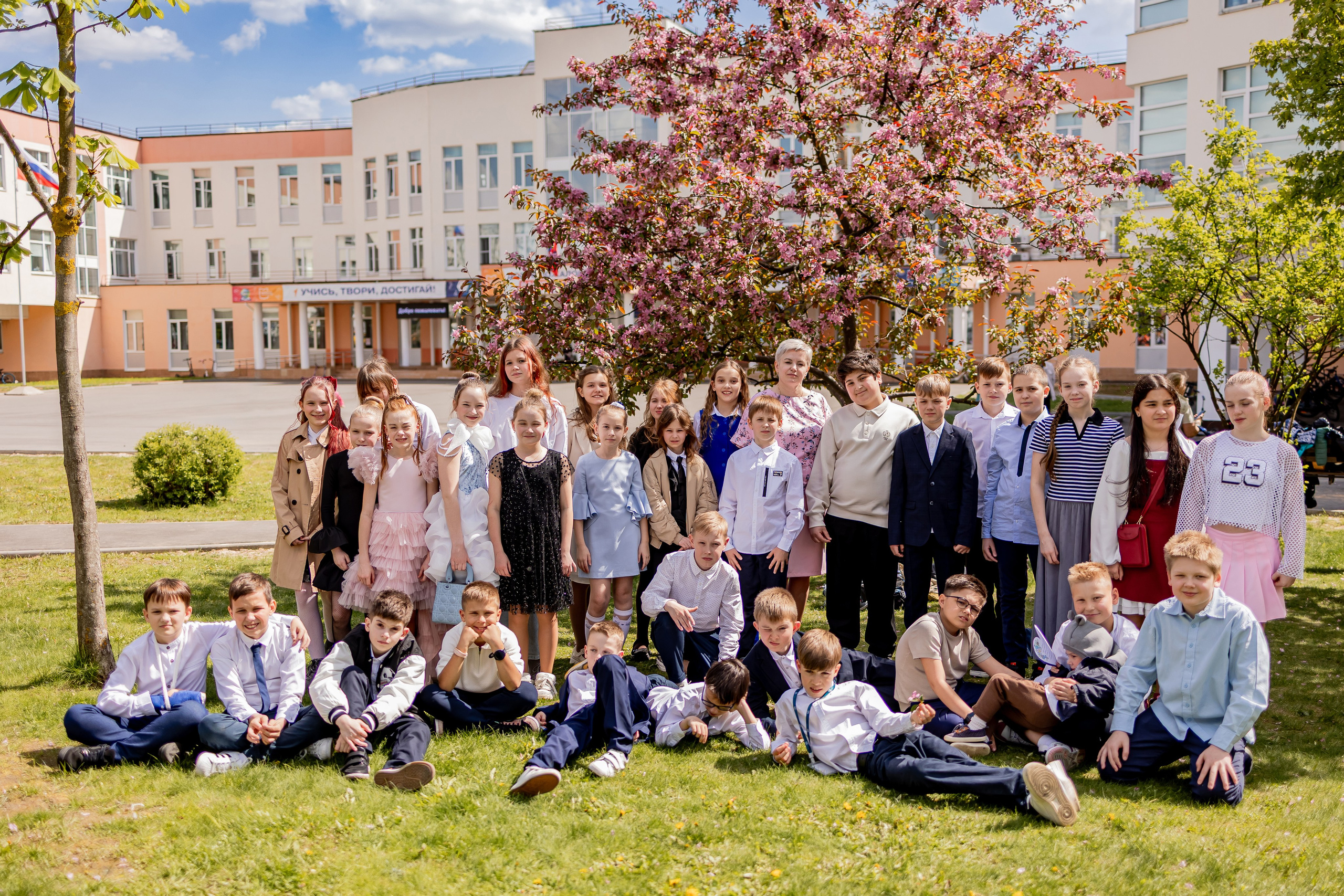 Выпускной в начальной школе на улице. Фотограф и видеограф Москва. Свадебный фотограф, видеограф. Выпускные альбомы. Оживающие альбомы