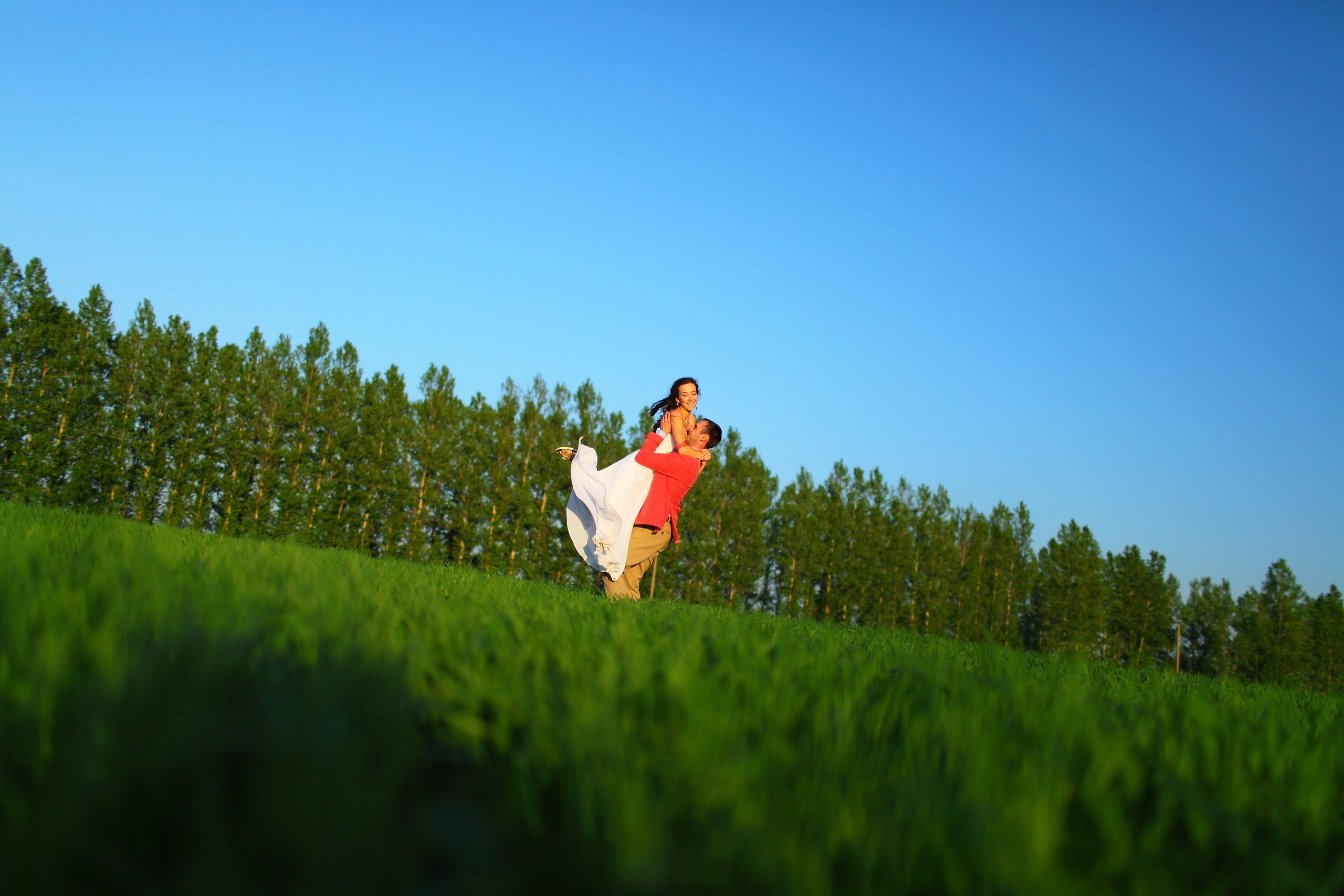 Душевная фотосессия пары в поле. Свадебный и репортажный фотограф в Ярославле и Санкт-Петербурге Роман Микрюков