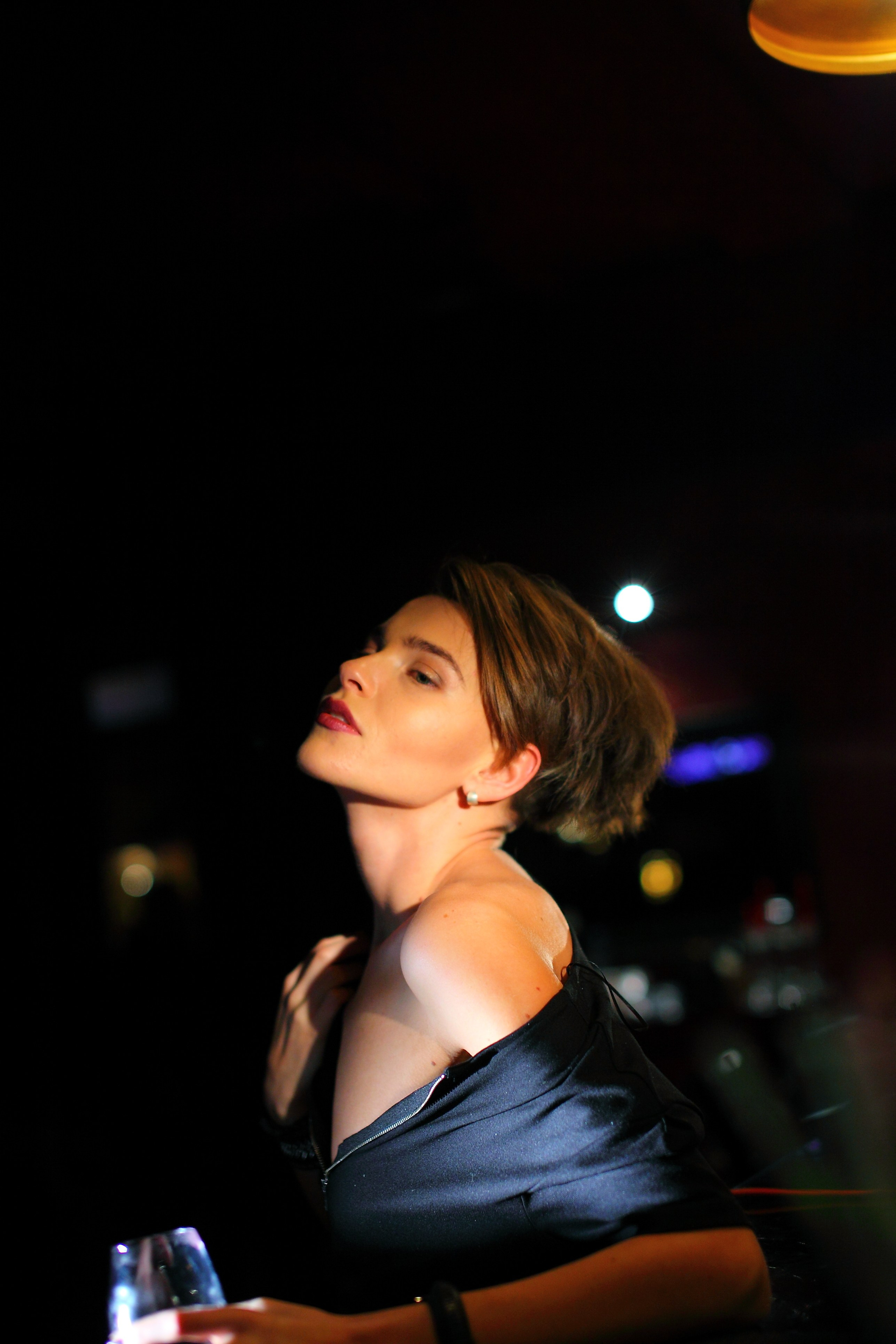 Портретная съемка девушки в кафе. Свадебный и репортажный фотограф в Ярославле и Санкт-Петербурге Роман Микрюков