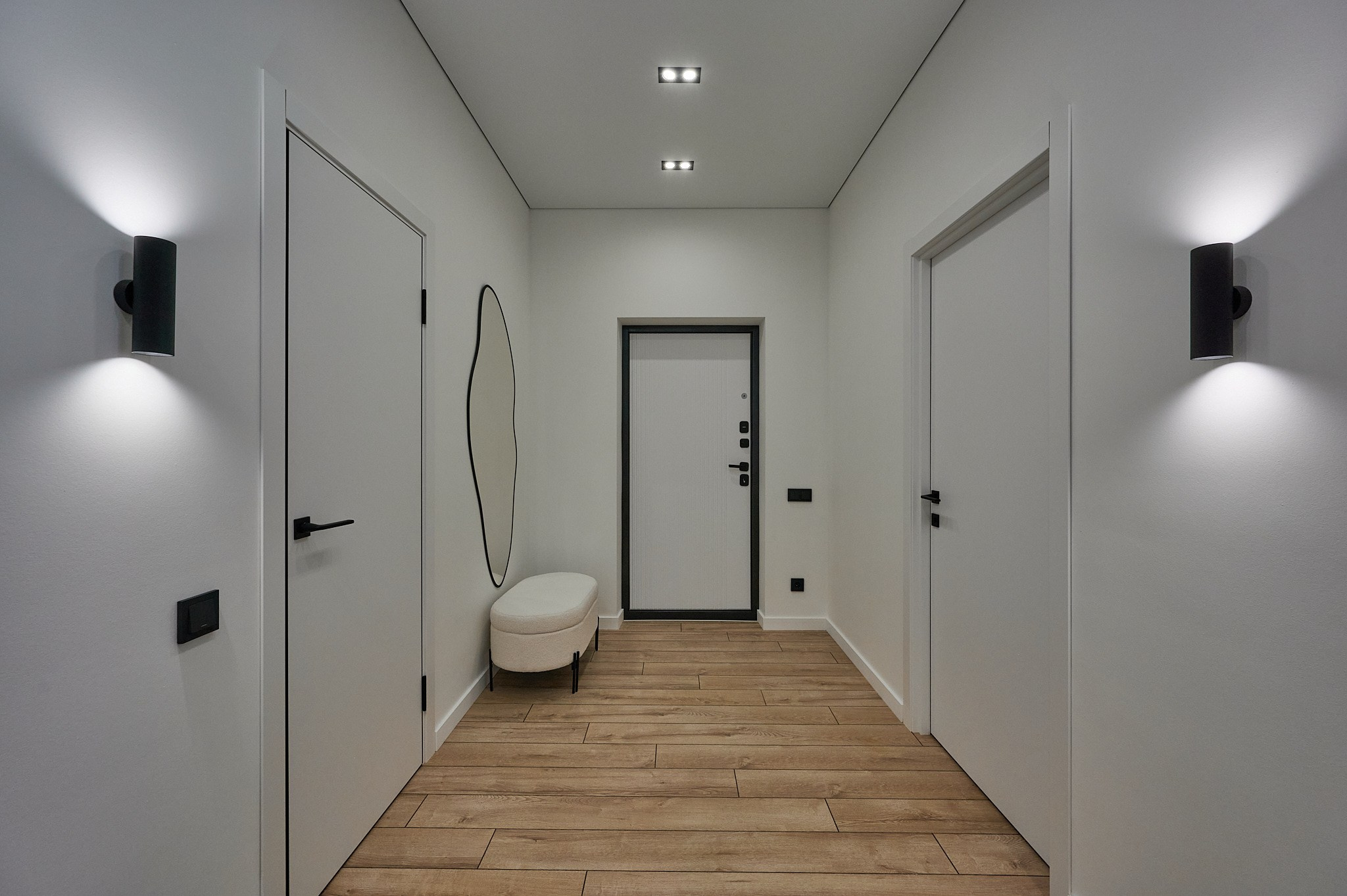 коридор светлые оттенки белые двери и стены большое зеркало белый пуфик 