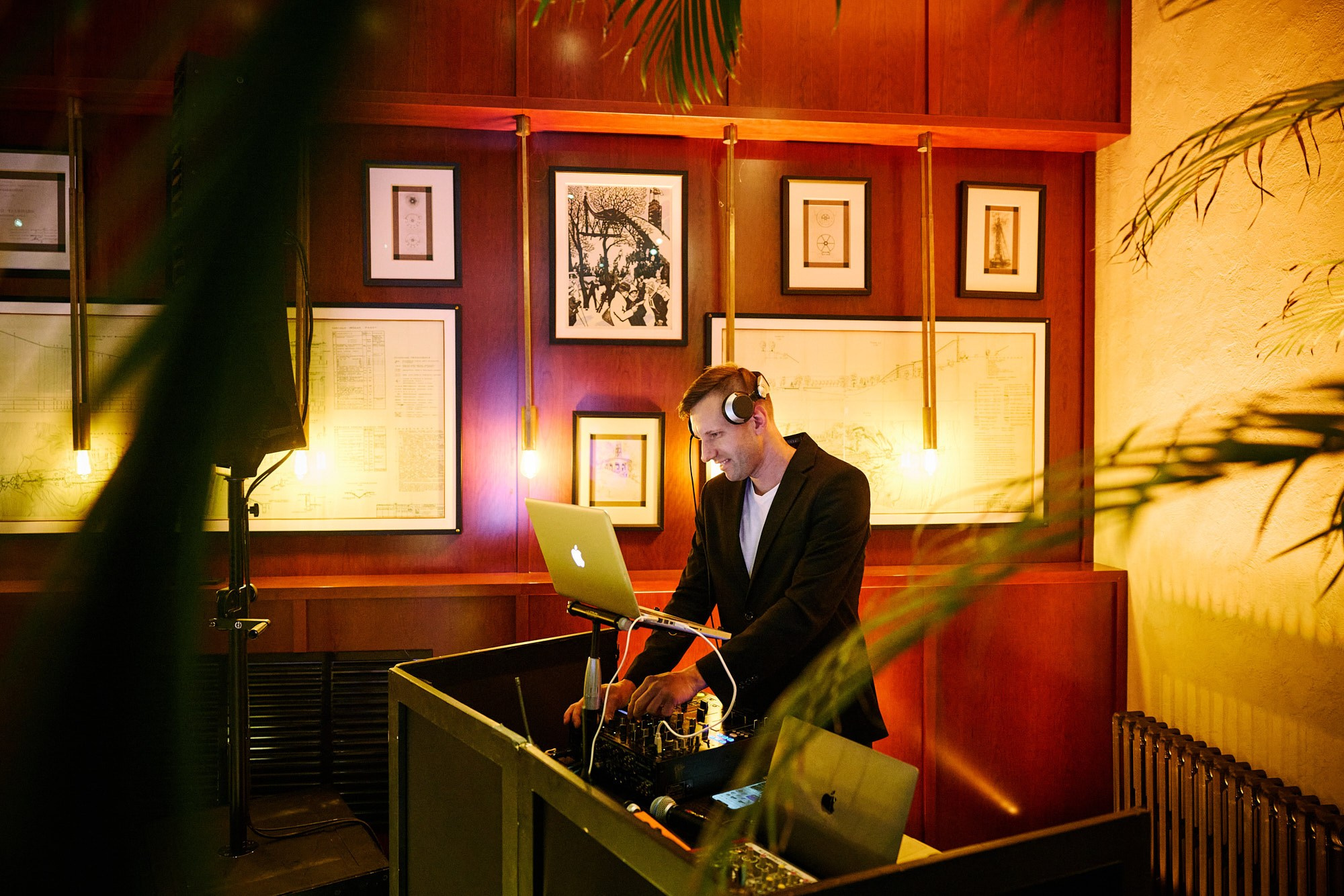 Фотограф на корпоративе «Медиа1» — репортажная съёмка делового праздника. Репортажный фотограф в Москве — Дмитрий Тарасов | Съёмка мероприятий, концертов, корпоративов