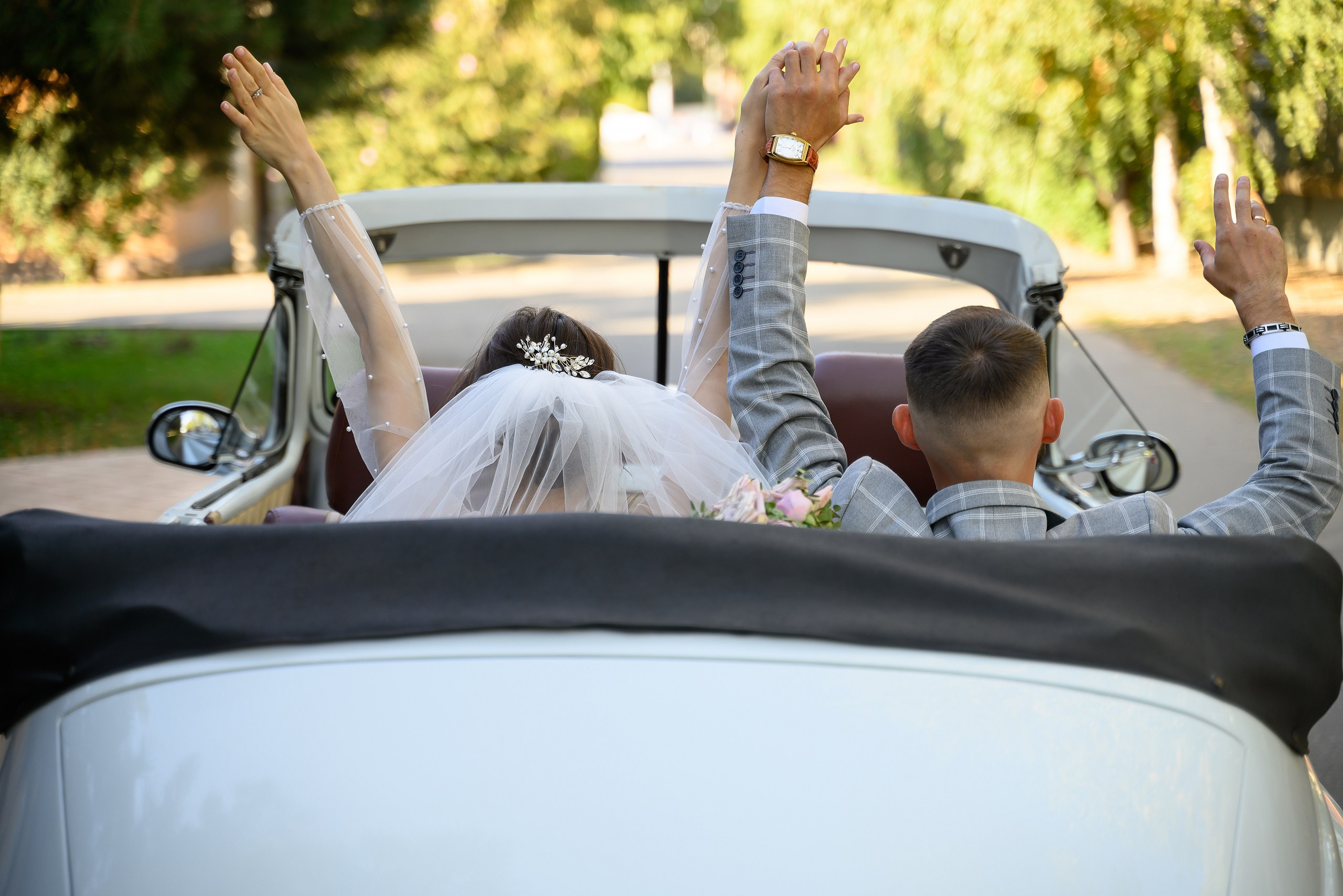 Молодожены в кабриолете.