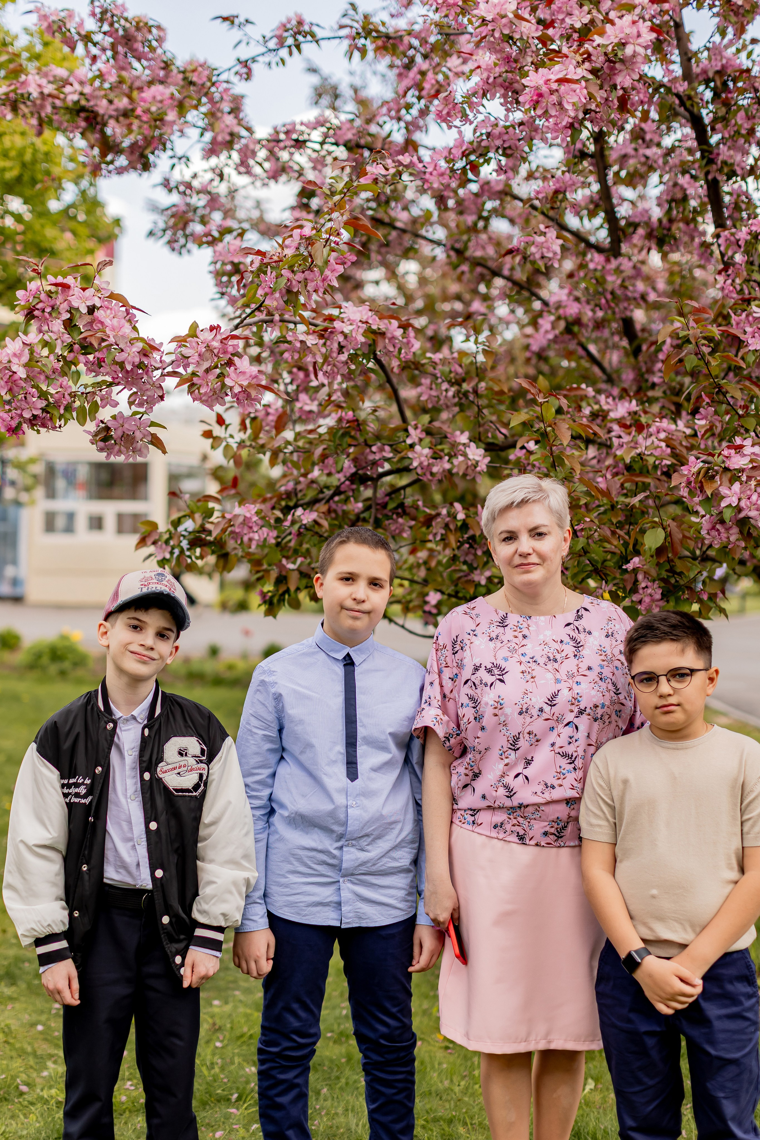 Выпускной в начальной школе на улице. Фотограф и видеограф Москва. Свадебный фотограф, видеограф. Выпускные альбомы. Оживающие альбомы