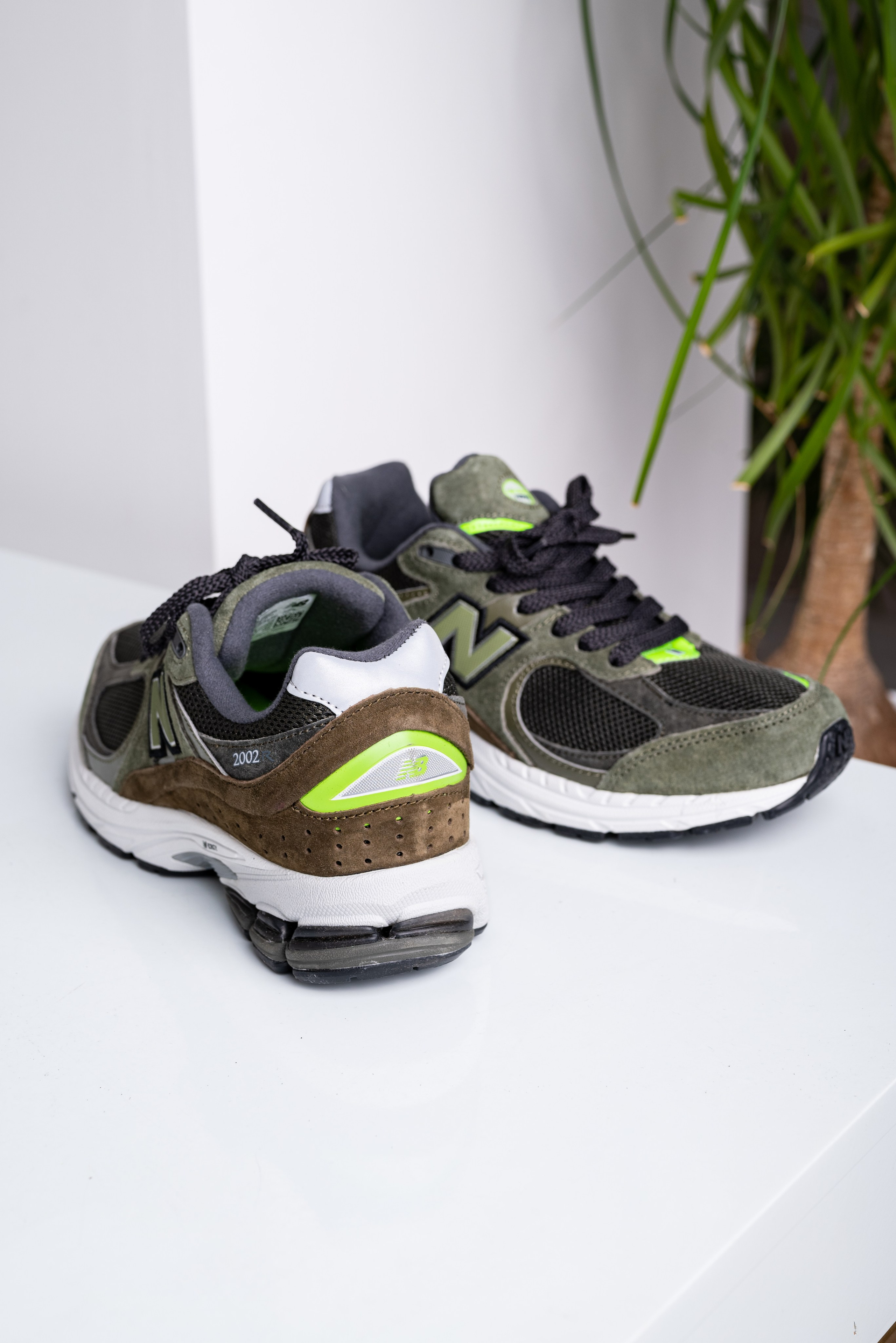 Кроссовки в студии. Предметный фотограф, фото для маркетплейсов Пятигорск, КМВ