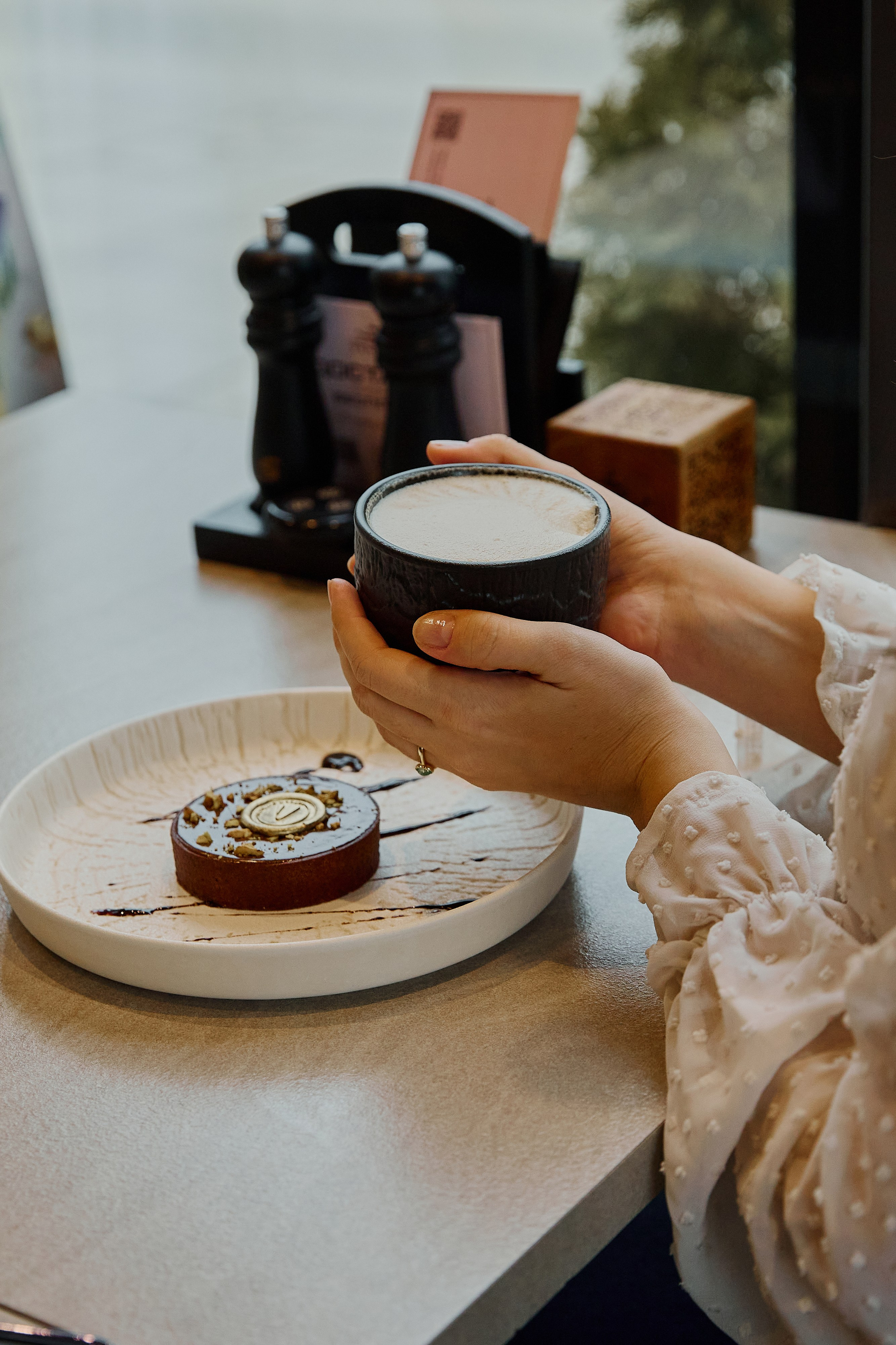 Женские руки держат кружку кофе контент фотосессия