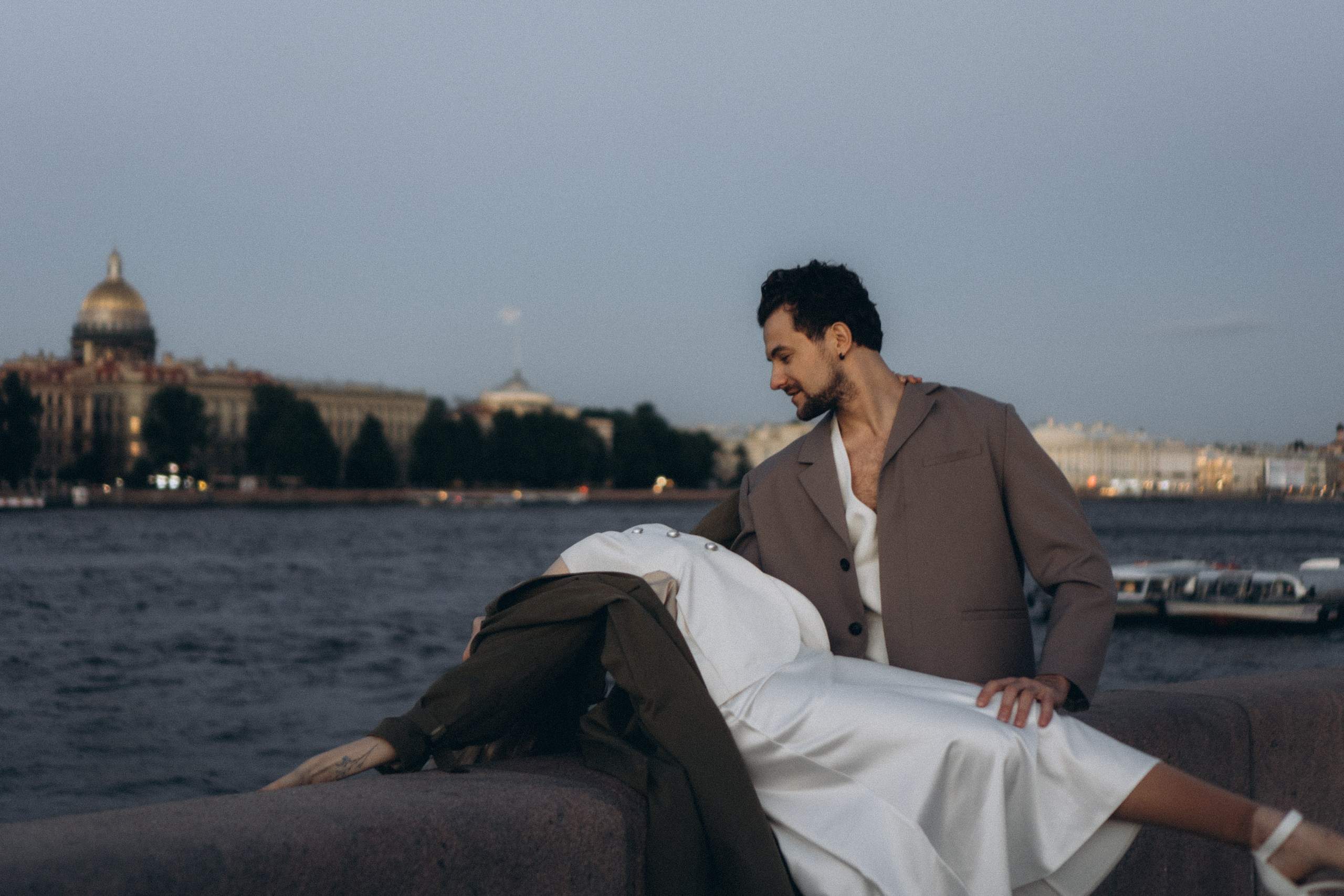 СВАДЕБНАЯ СЬЕМКА ПАРЫ НА РАССВЕТЕ В БЕЛЫЕ НОЧИ И ПРОГУЛКА С РАЗВОДНЫМИ МОСТАМИ И ПИКНИК ВОЗЛЕ ИСАКИЕВСКОГО СОБОРА. Профессиональный фотограф, Санкт-Петербург — Виктория Богомолова