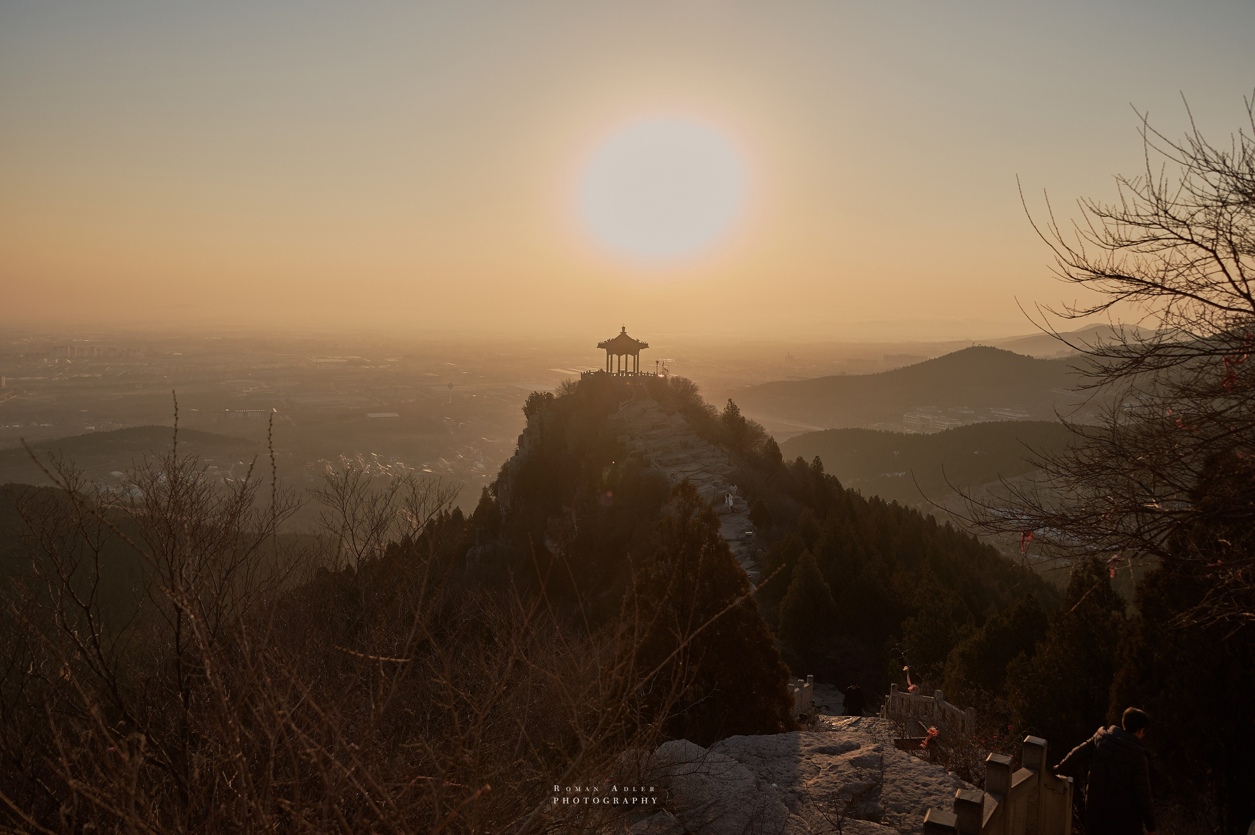 Рассвет на храмовой горе Юнмень. Цинчжоу. Фотограф Роман Адлер