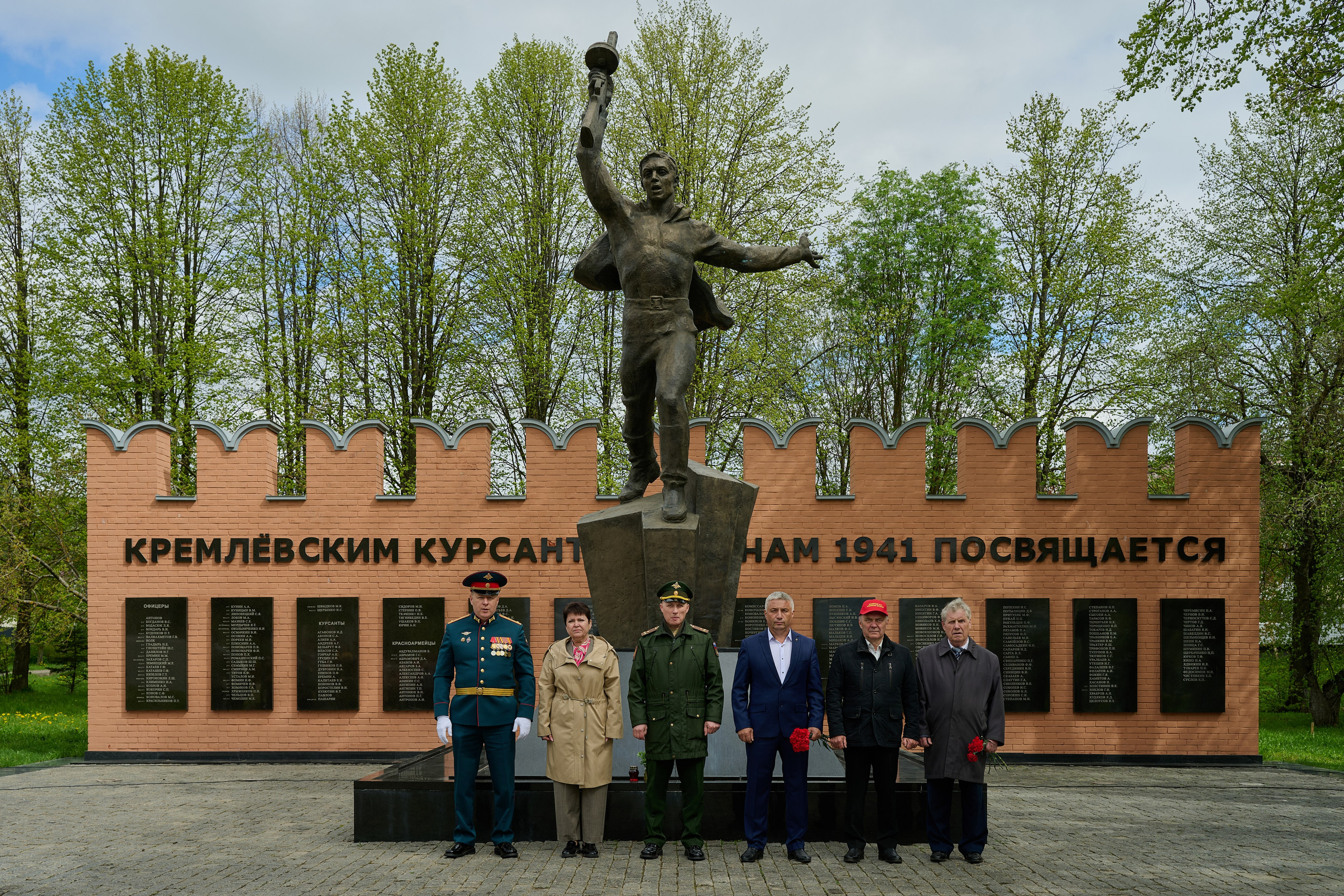 Памяти подвигу Кремлевских курсантов. Ярополец. Фотограф Роман Адлер