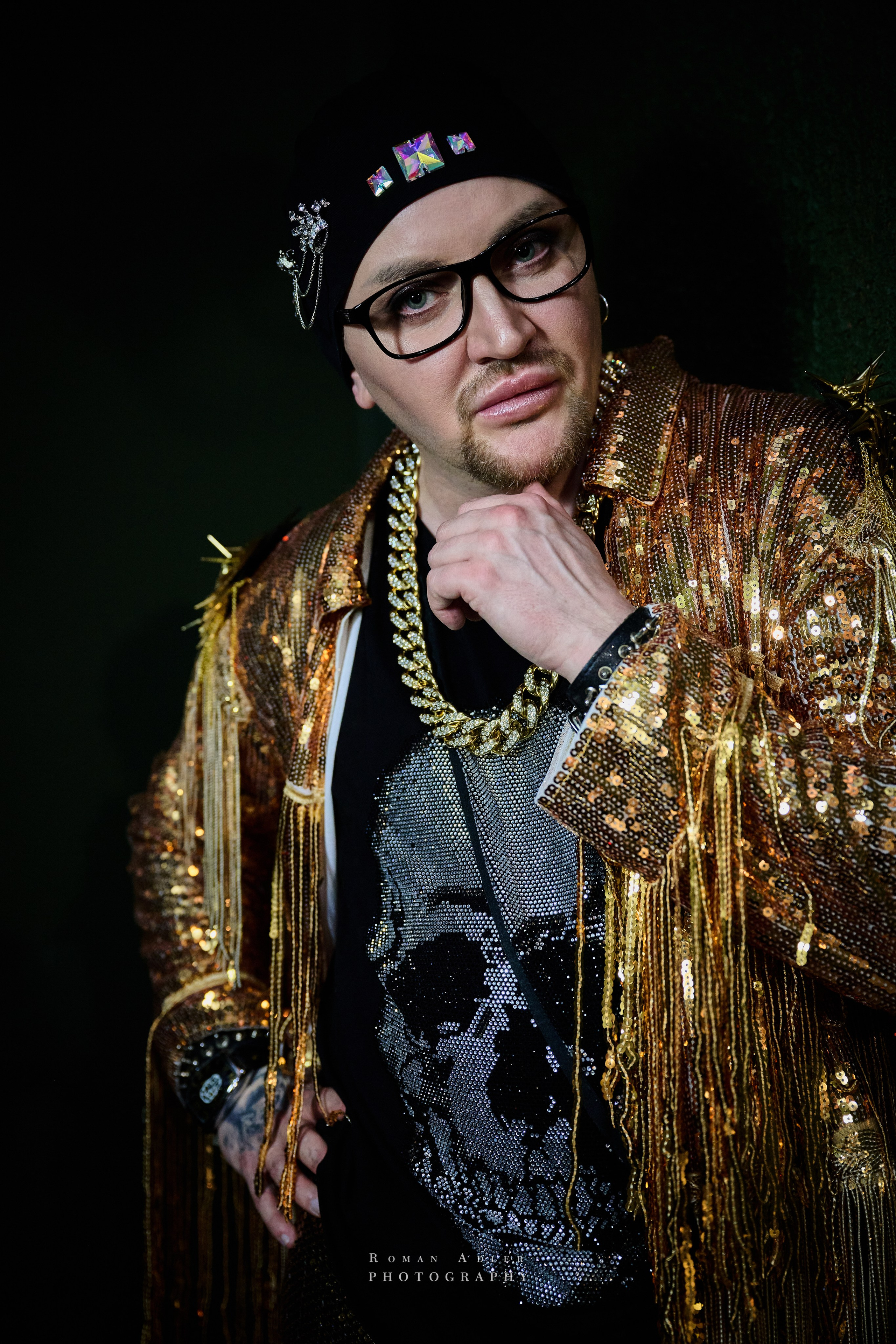 Шоумен Женя Цой. Фотограф Роман Адлер