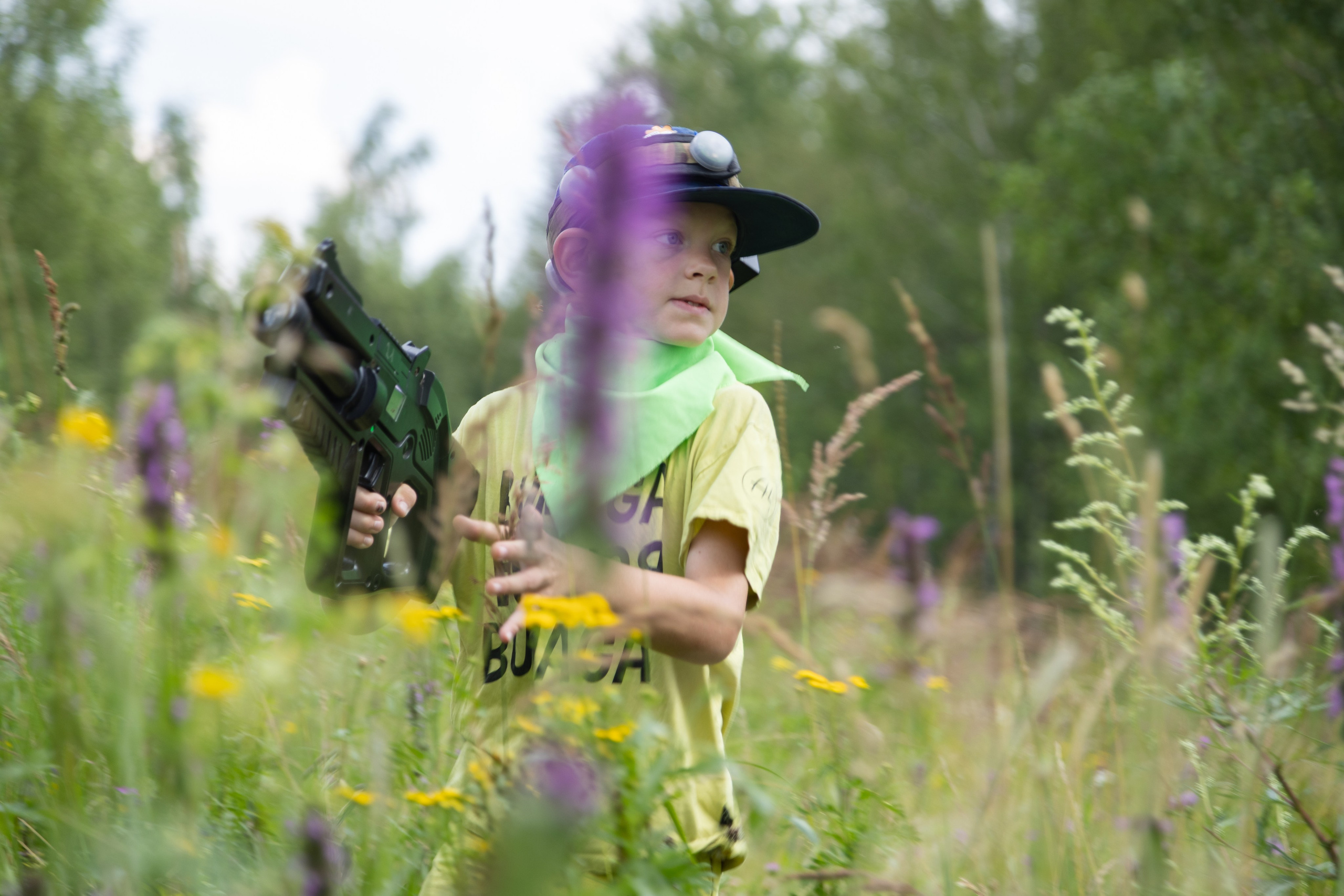 Лазертаг на природе с семьей. Документальный фотограф