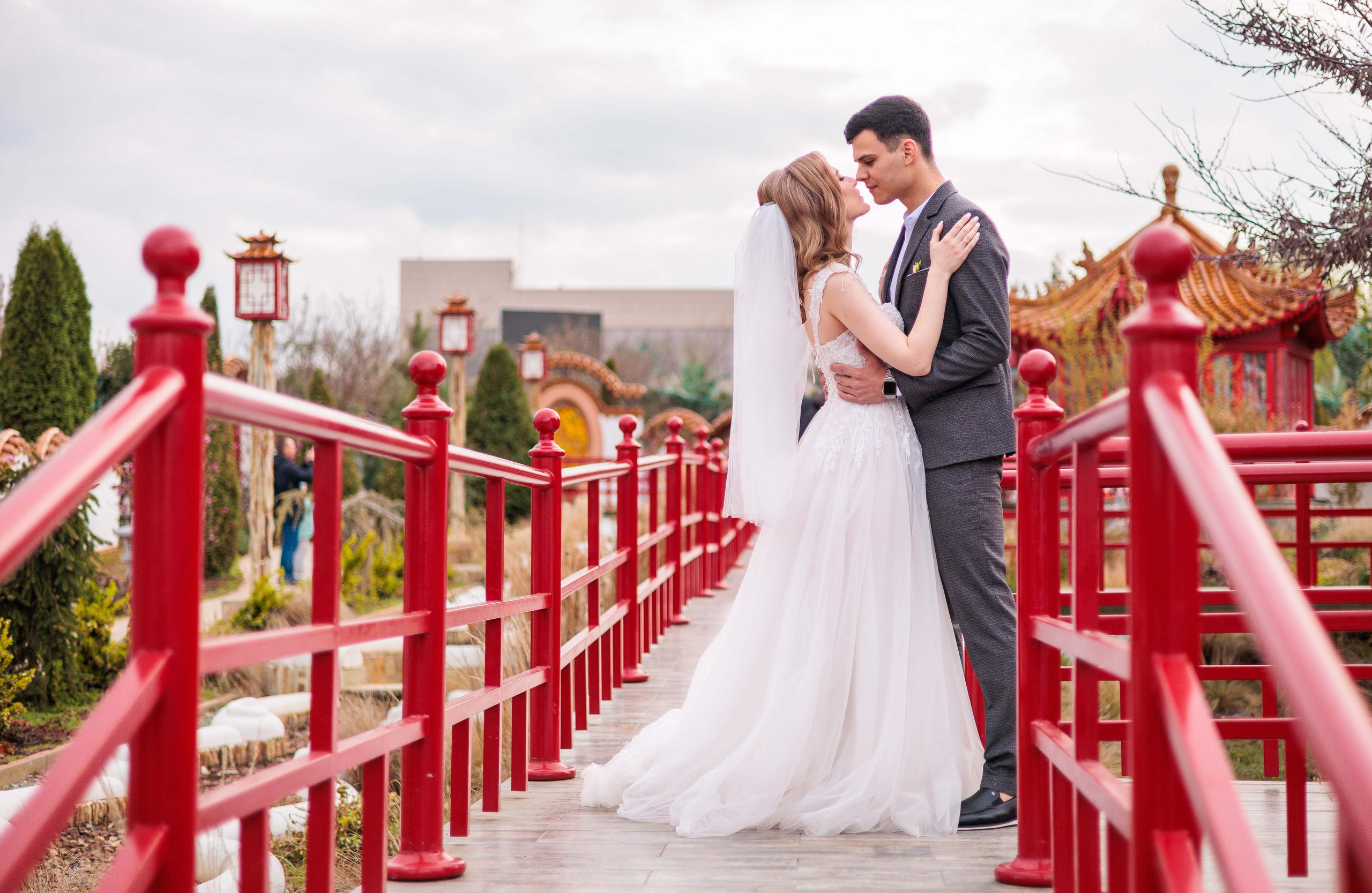 Летняя свадебная съемка в Пятигорске - солнце, зелень и влюбленные.