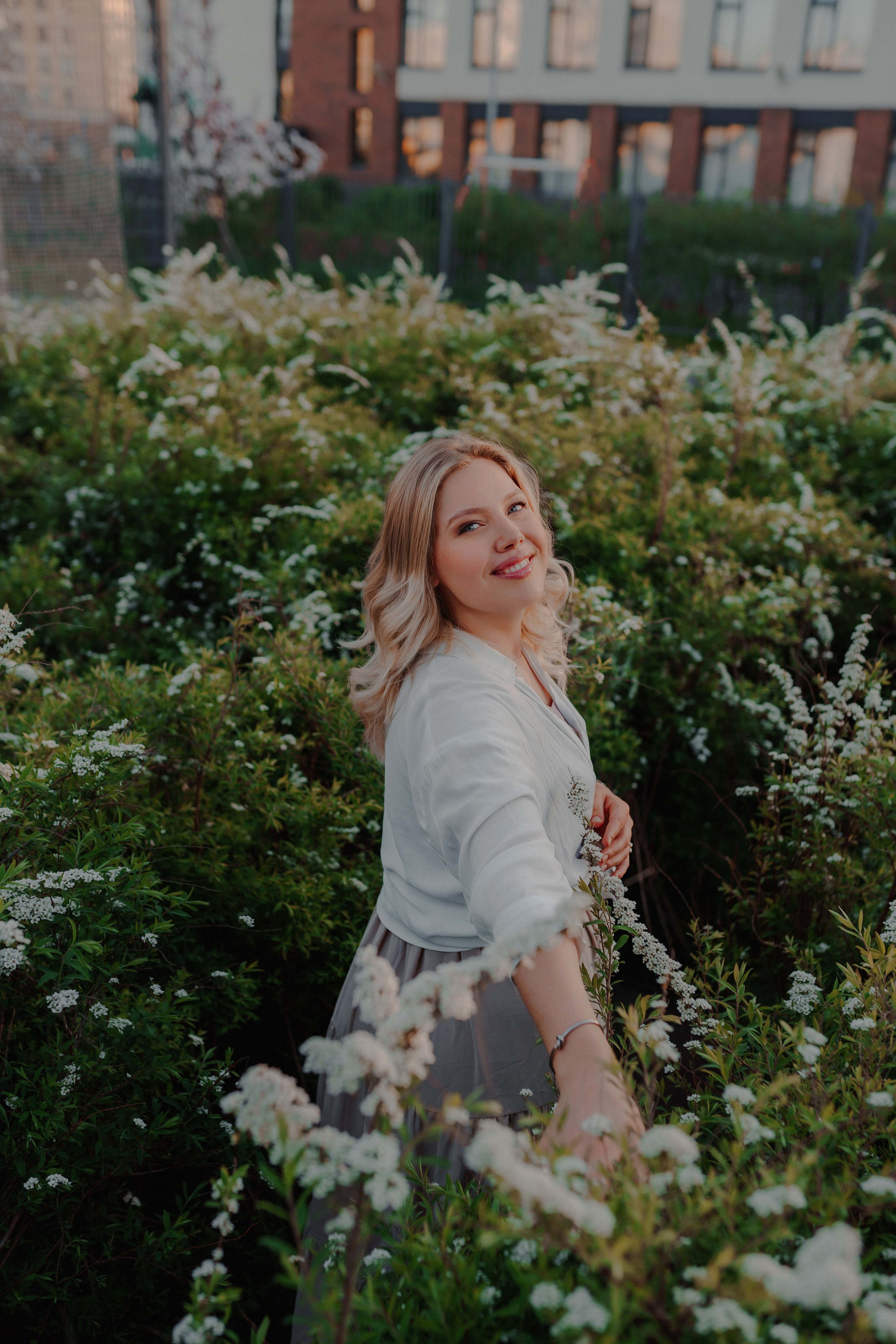 Александра в цветущей яблоне. Семейный и индивидуальный фотограф в Санкт-Петербурге Маргарита Щипкова