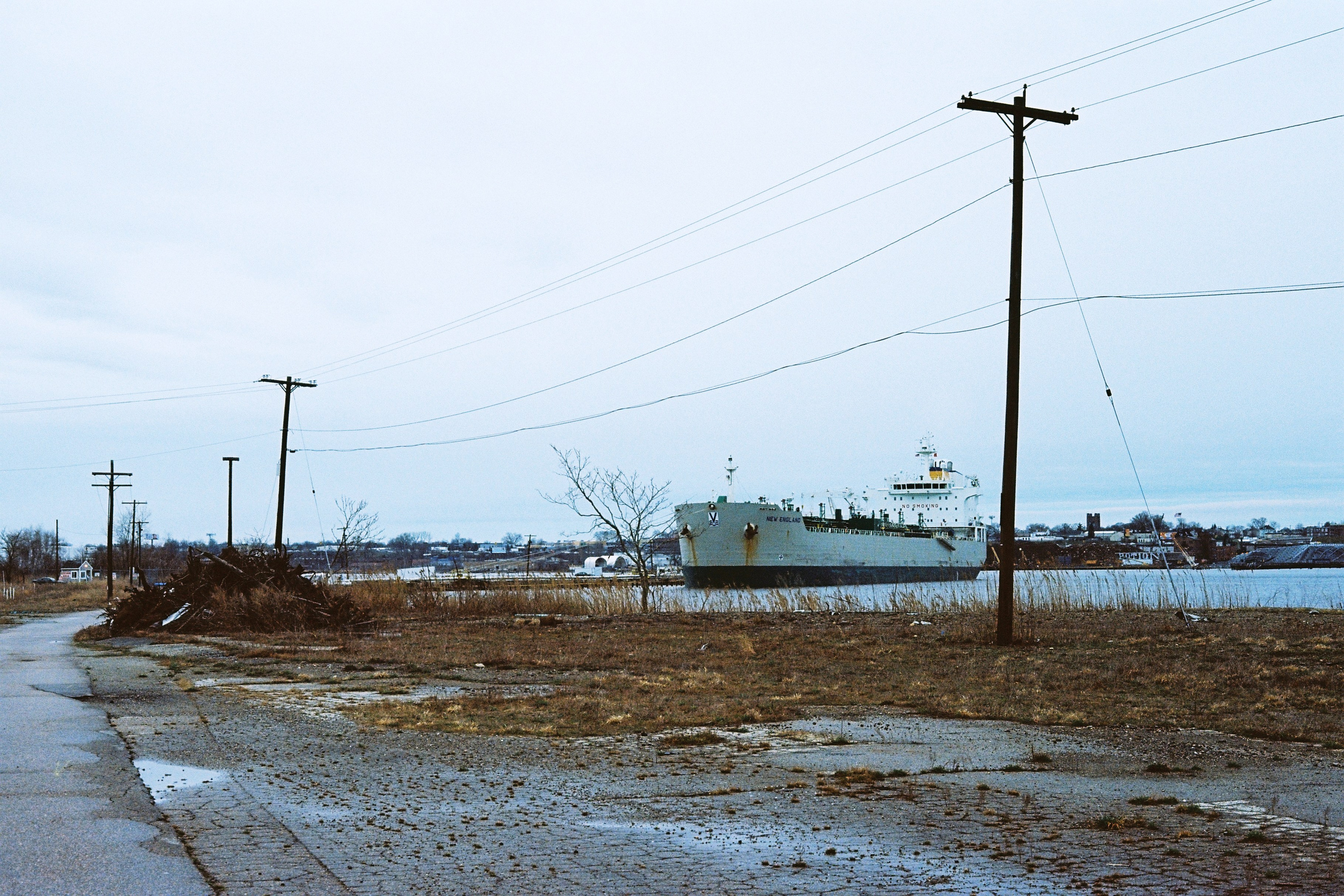 Дистопичный холодный вид морского порта