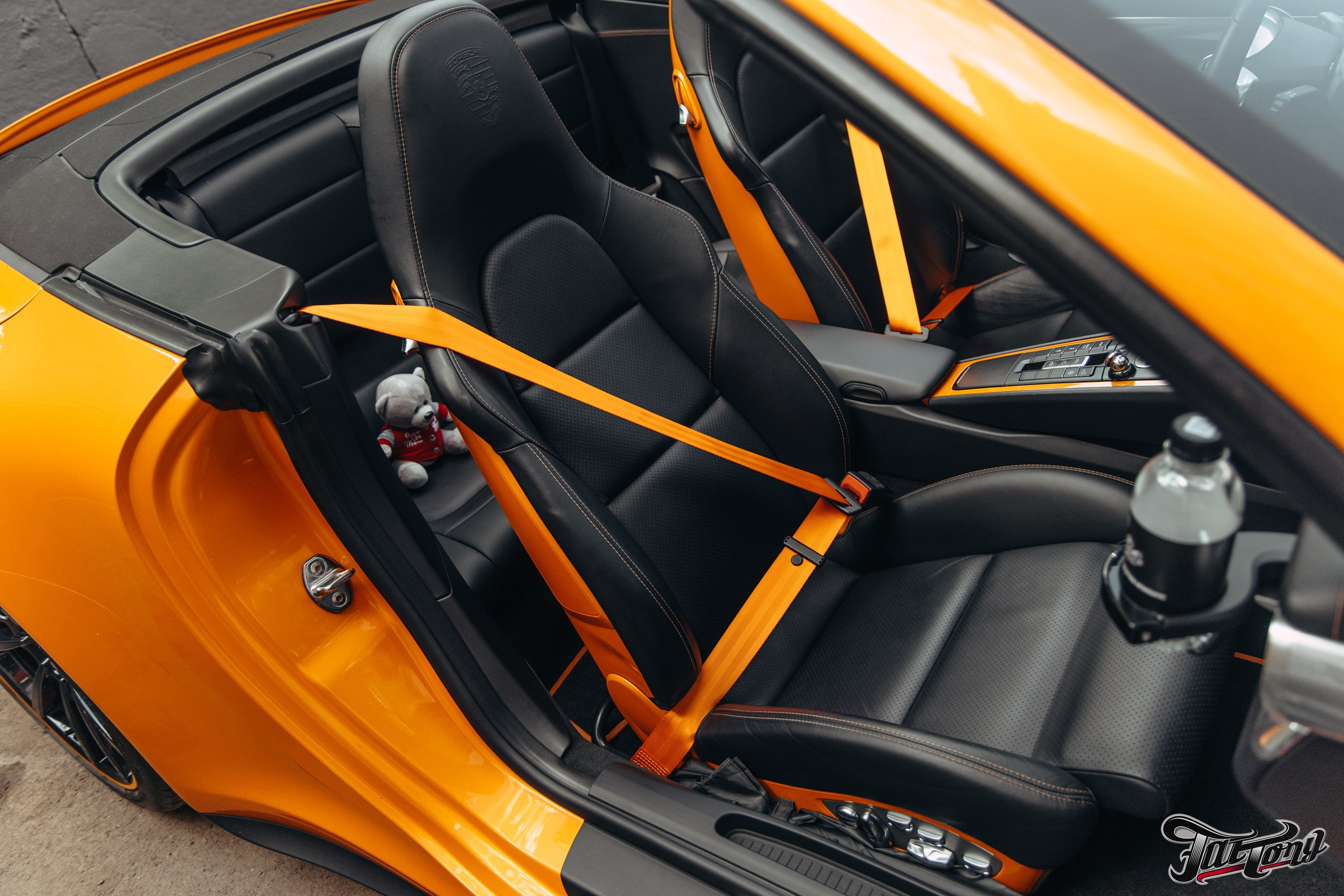 Porsche 911 оранжевый замена ремней безопасности. DeLorein