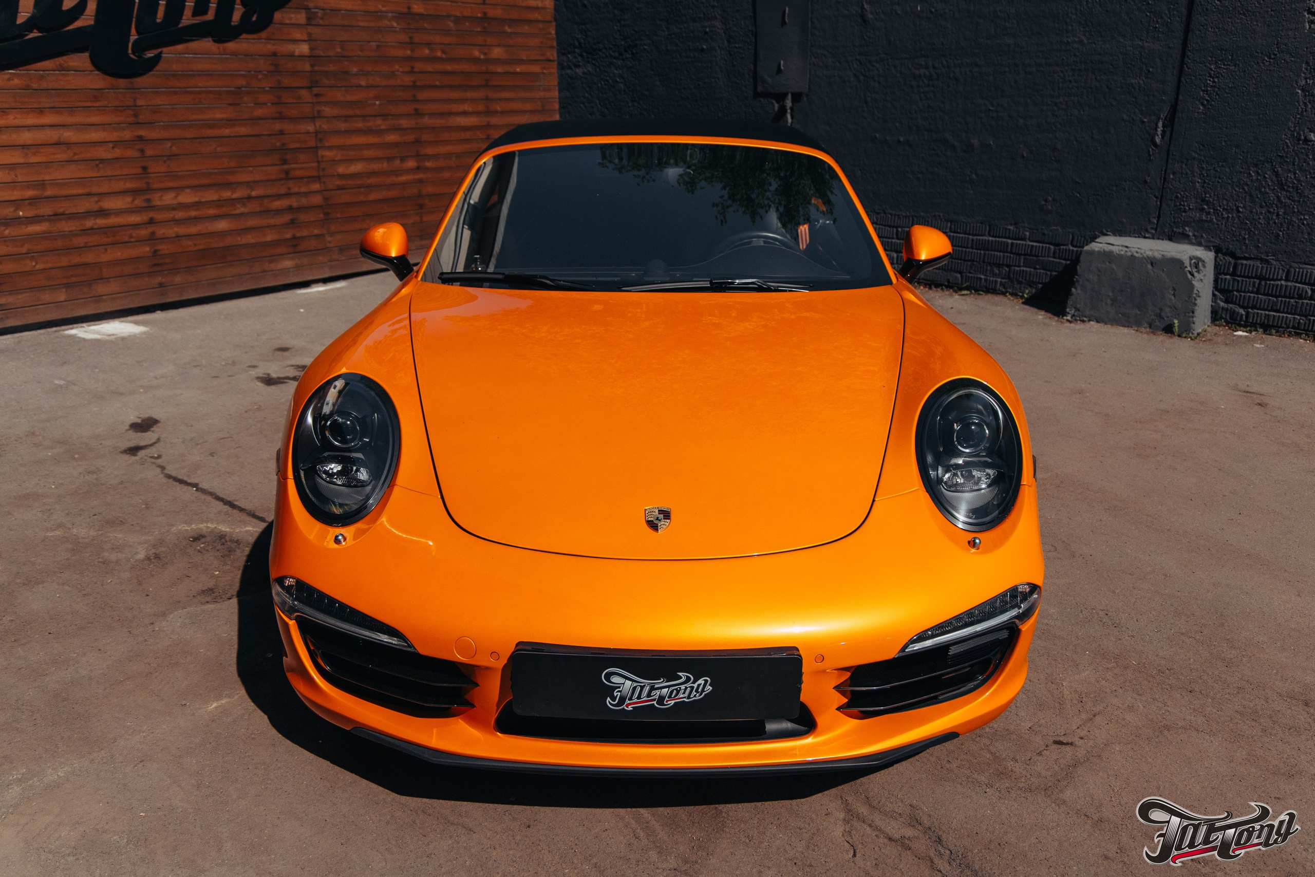 Porsche 911 оранжевый замена ремней безопасности. DeLorein