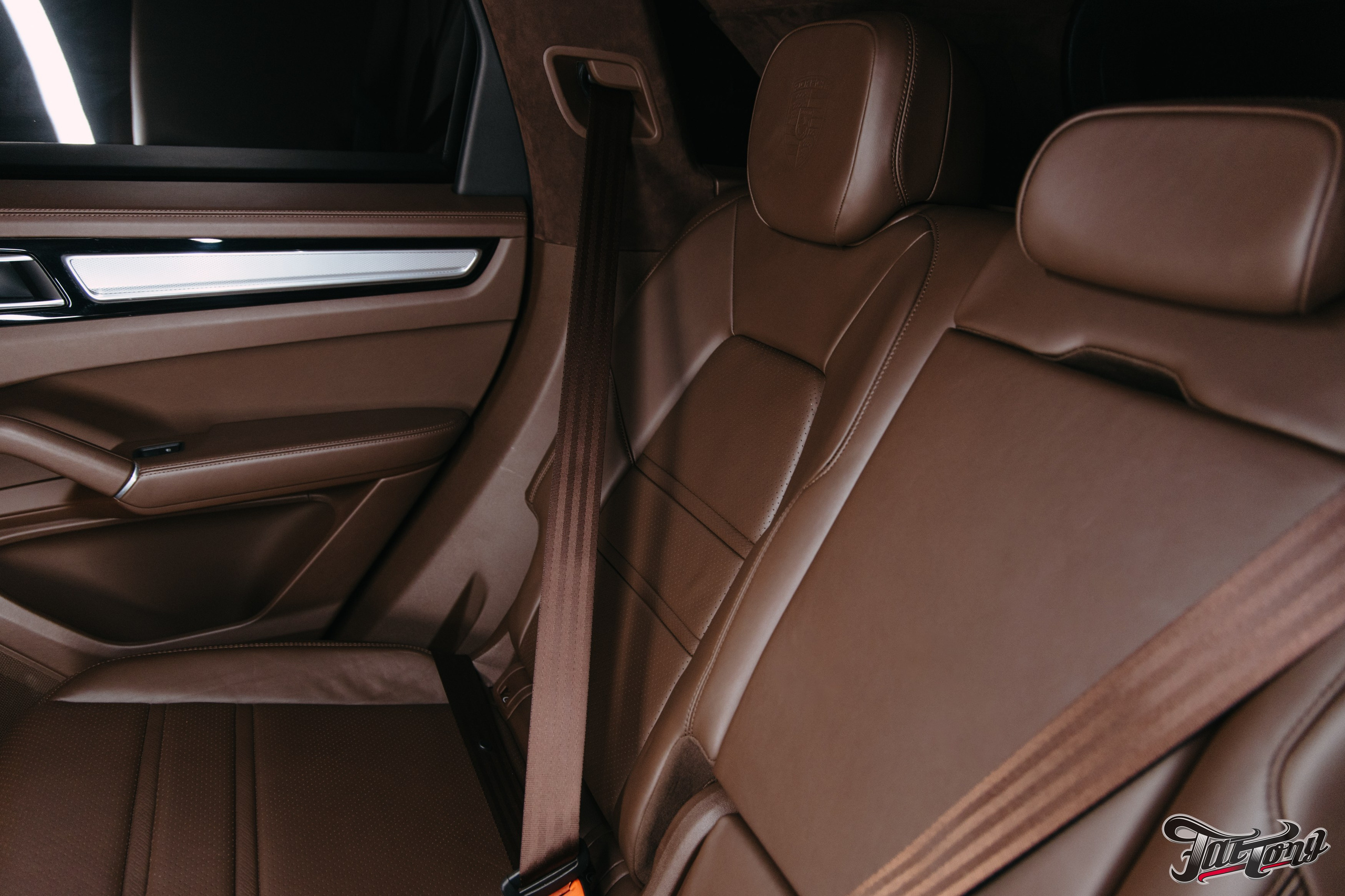 Porsche Сayenne пошив потолка в коричневую алькантару. DeLorein