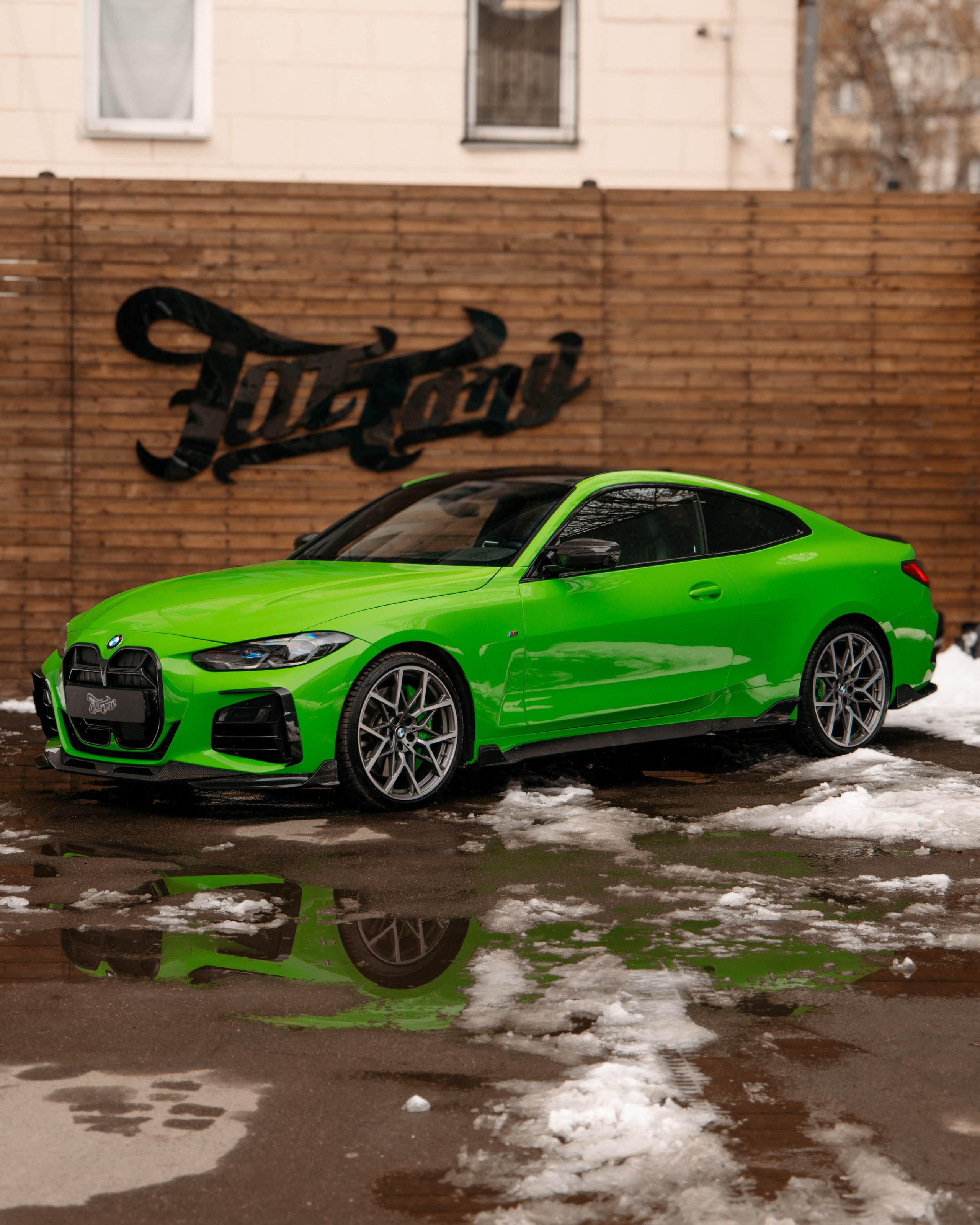 BMW 440i оклейка в зеленый, выхлоп, установка карбонового обвеса, окрас суппортов. DeLorein