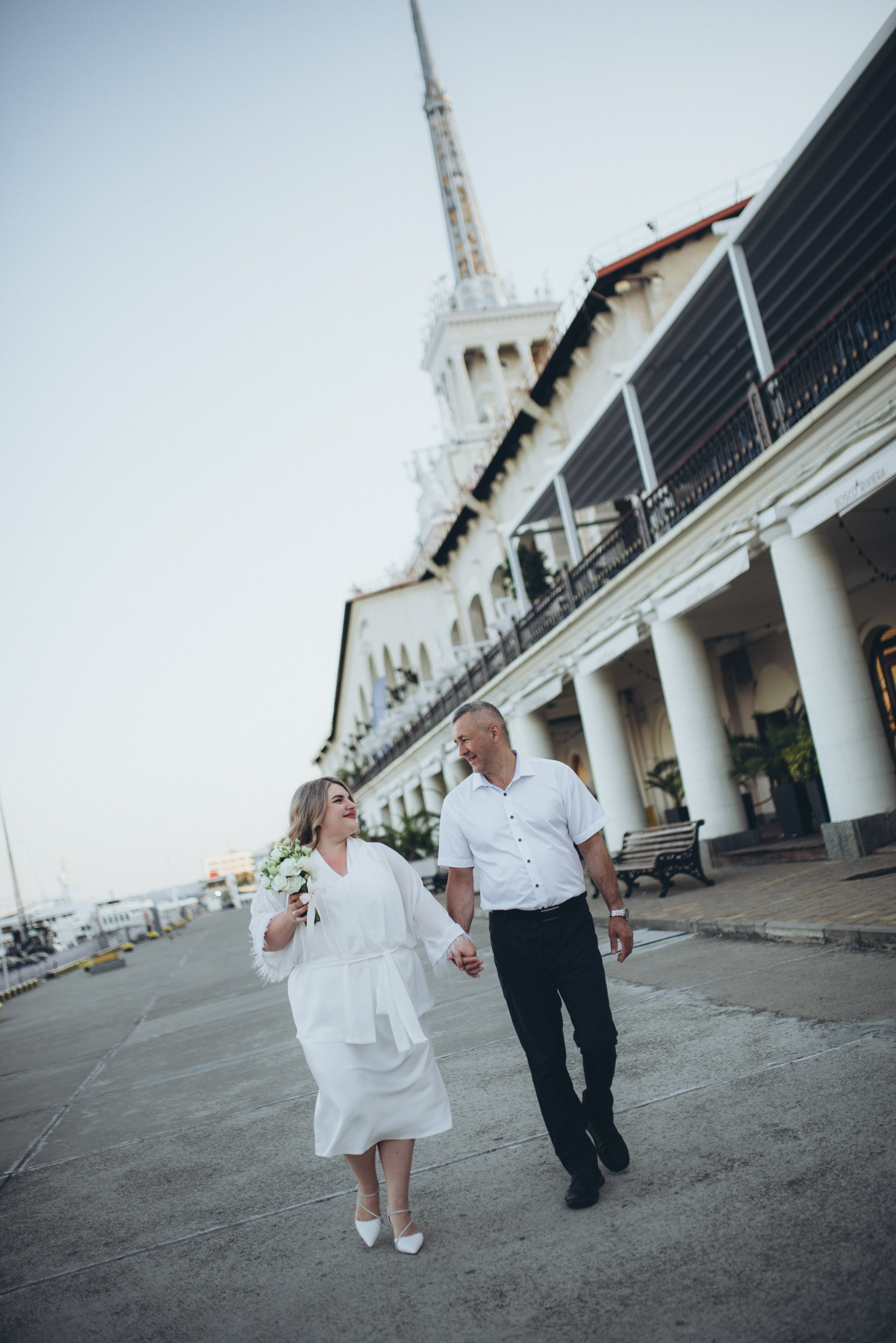 Свадебная фотосессия в морском порту Сочи на рассвете. Фотограф в Сочи — Маргарита Поганова