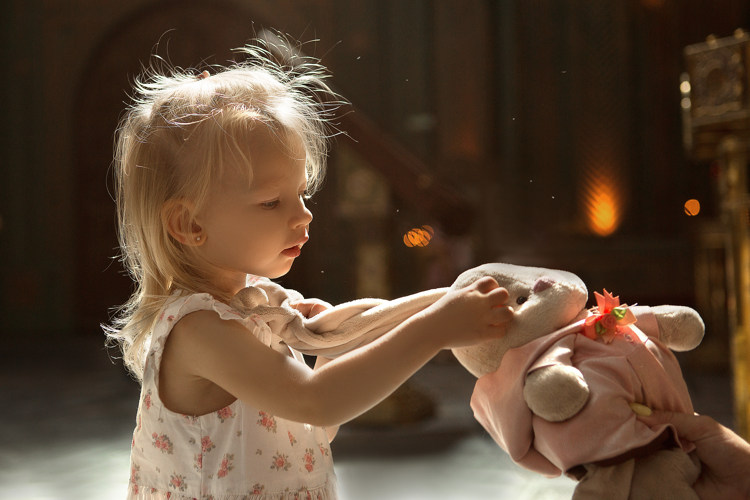 Девочка в храме. Фотограф на крестины