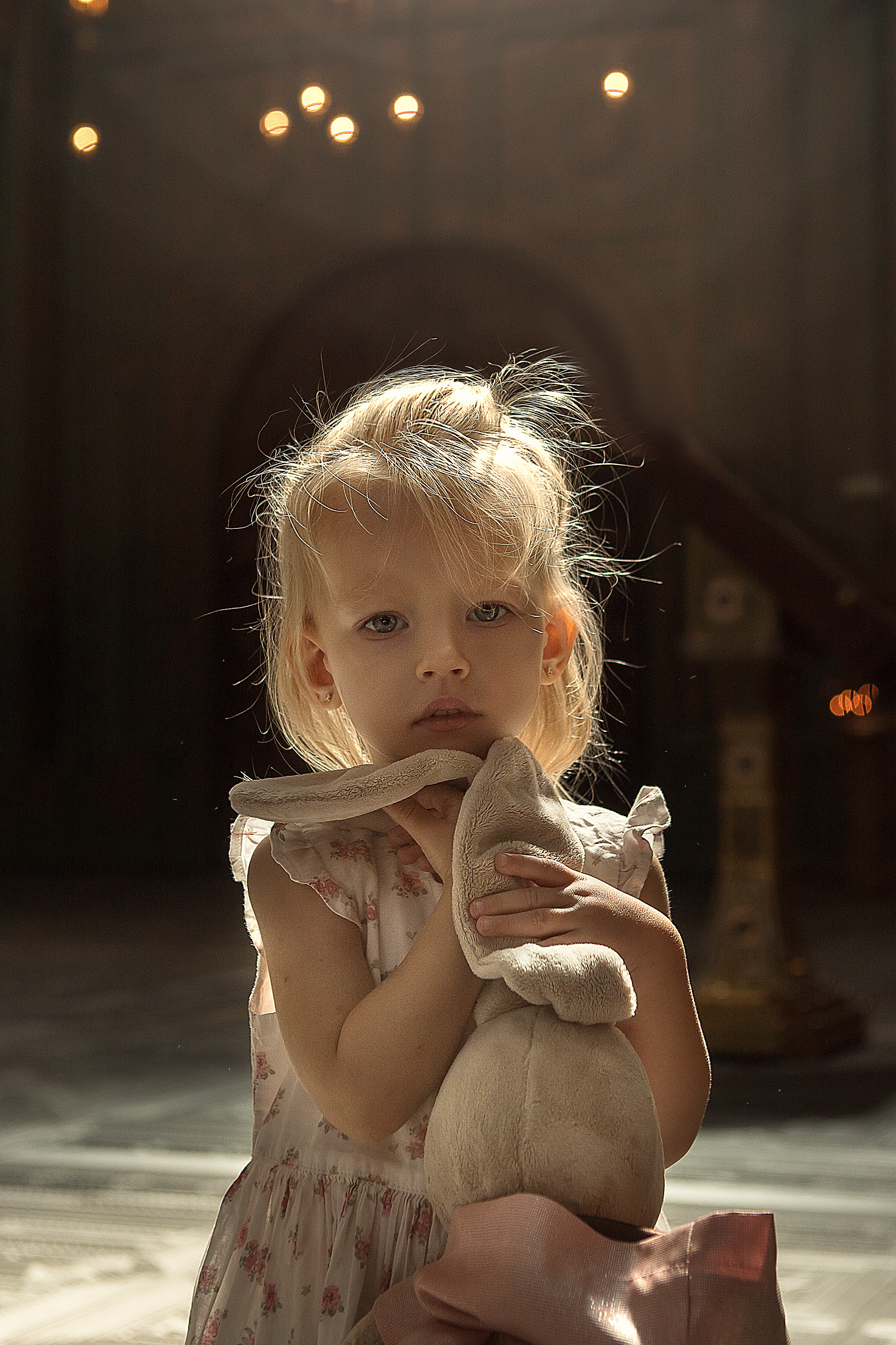 Девочка в храме. Фотограф на крестины