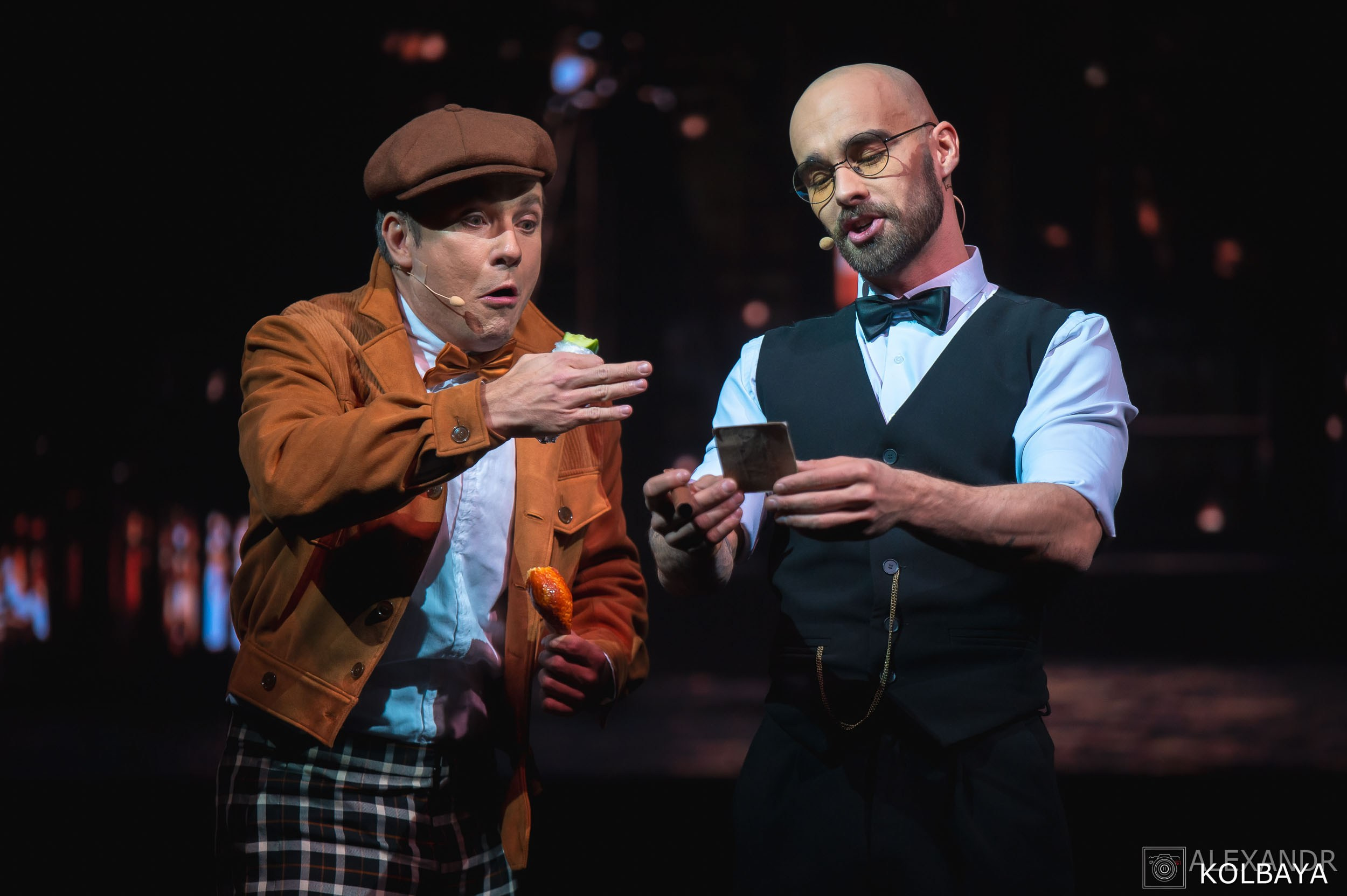 Фотографии со спектакля «Привет, я тетя Чарли». Концертный и театральный репортажный фотограф в Москве Александр Колбая