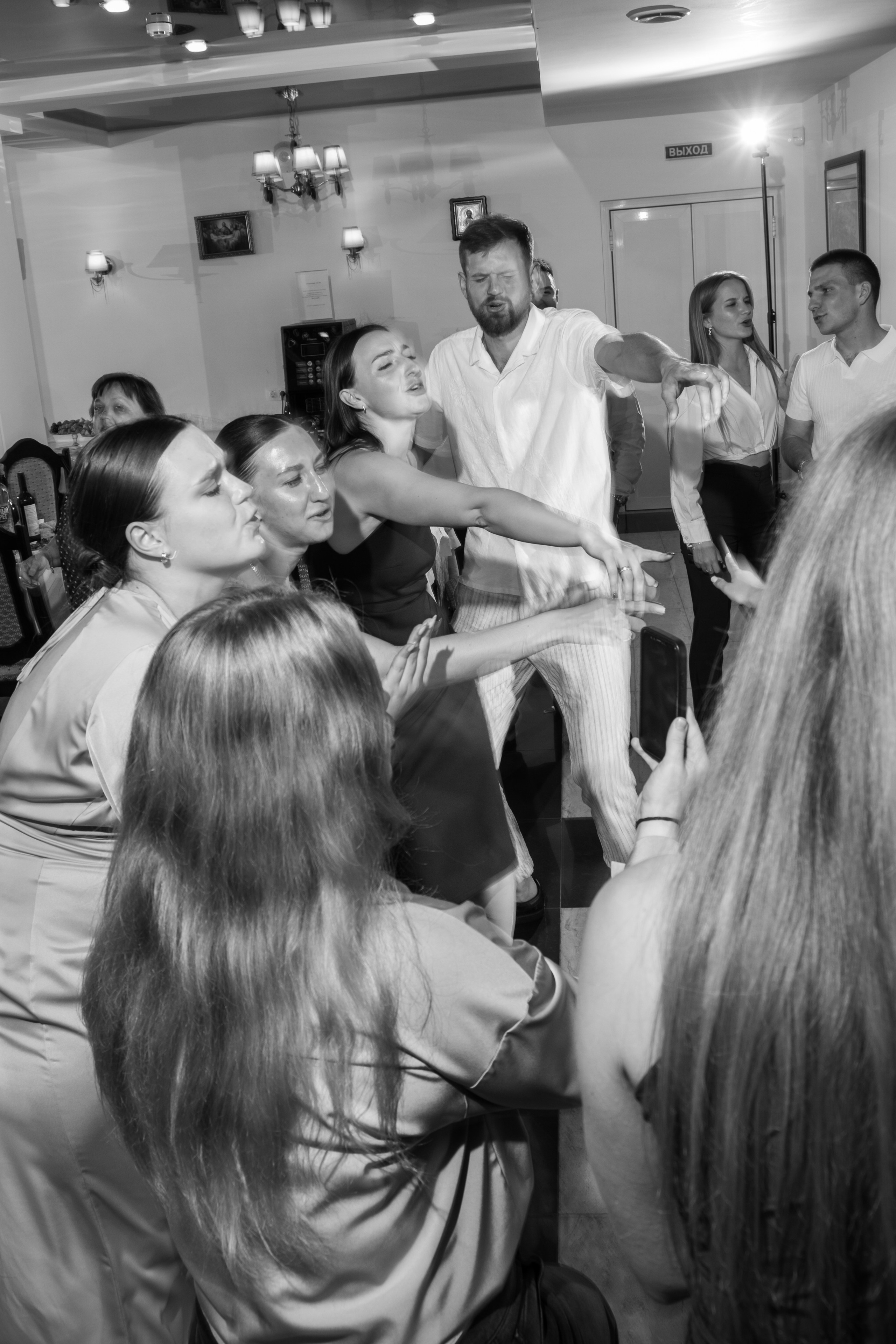 Свадебный ретопртаж. Профессиональная фотосъемка в Крыму. Натуральные эмоции и живые кадры. Забронируйте дату прямо сейчас!