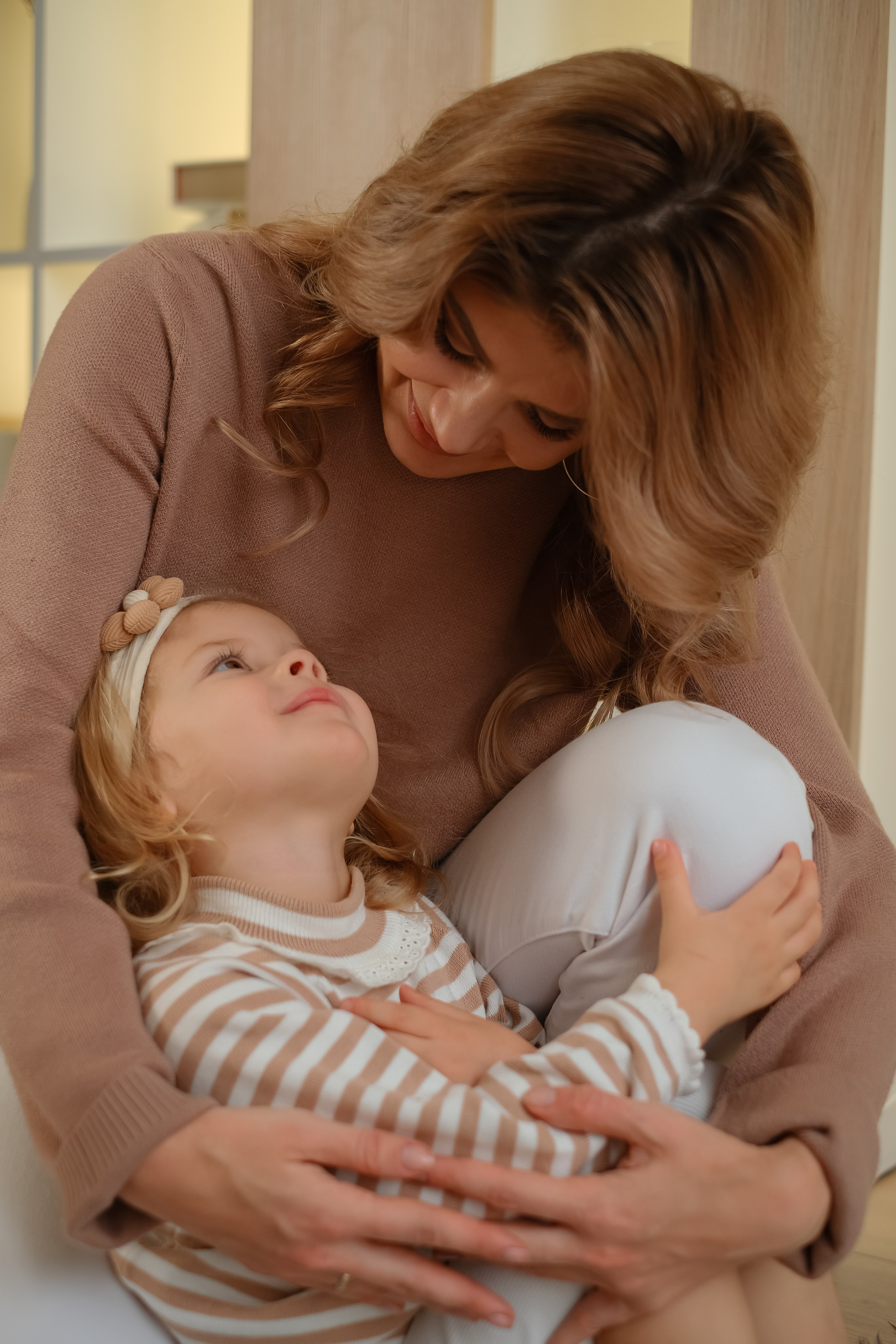 Новогодняя фотосессия, дочь и мама, любимые кадры, красота. Профессиональная фотосъемка в Крыму. Натуральные эмоции и живые кадры. Забронируйте дату прямо сейчас!