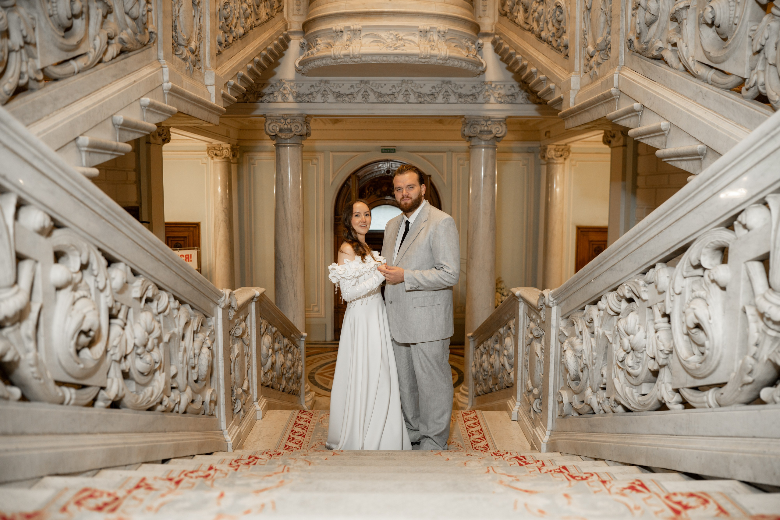 Свадебная фотосессия в Эрмитаже. Свадебный фотограф Александр Невский в Санкт-Петербурге