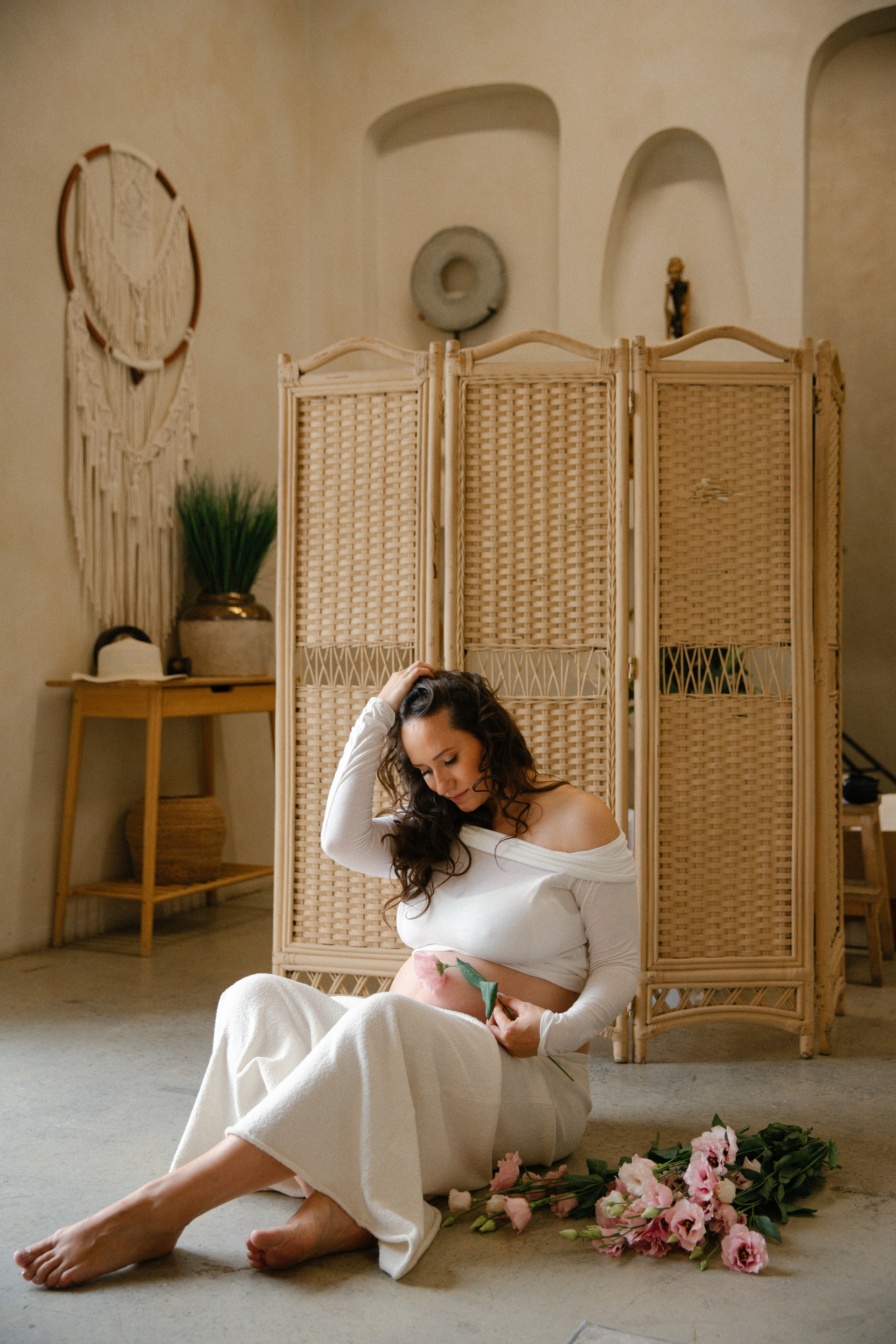 Беременная возле окна, фотосессия