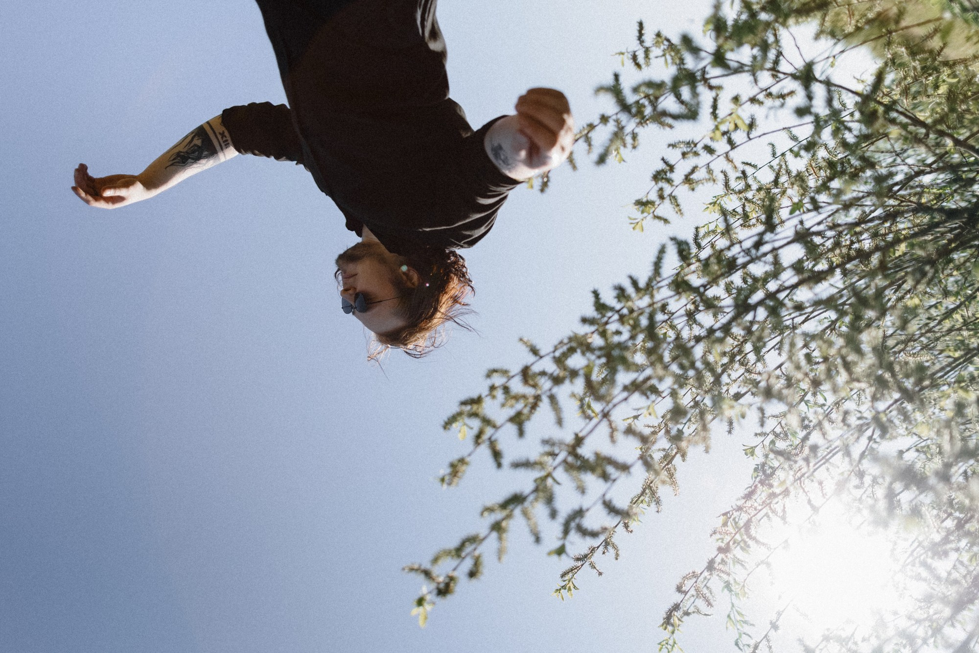  Нестандартная мужская съемка в Тюмени. Ломаная композиция, фотограф Дарья Мустафина. Гагаринский парк.