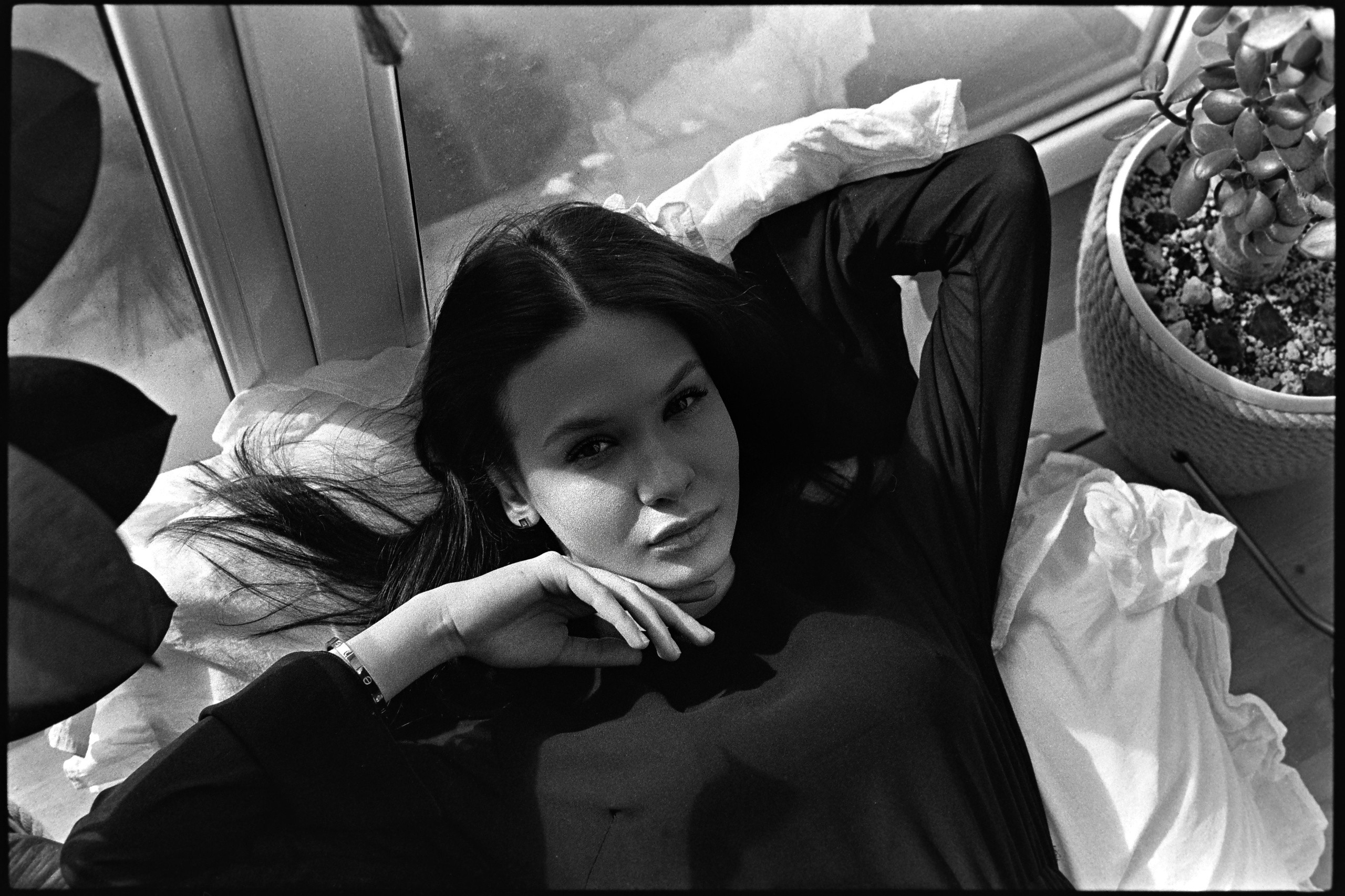 Студийная фотосессия с естественным светом на черно-белую пленку