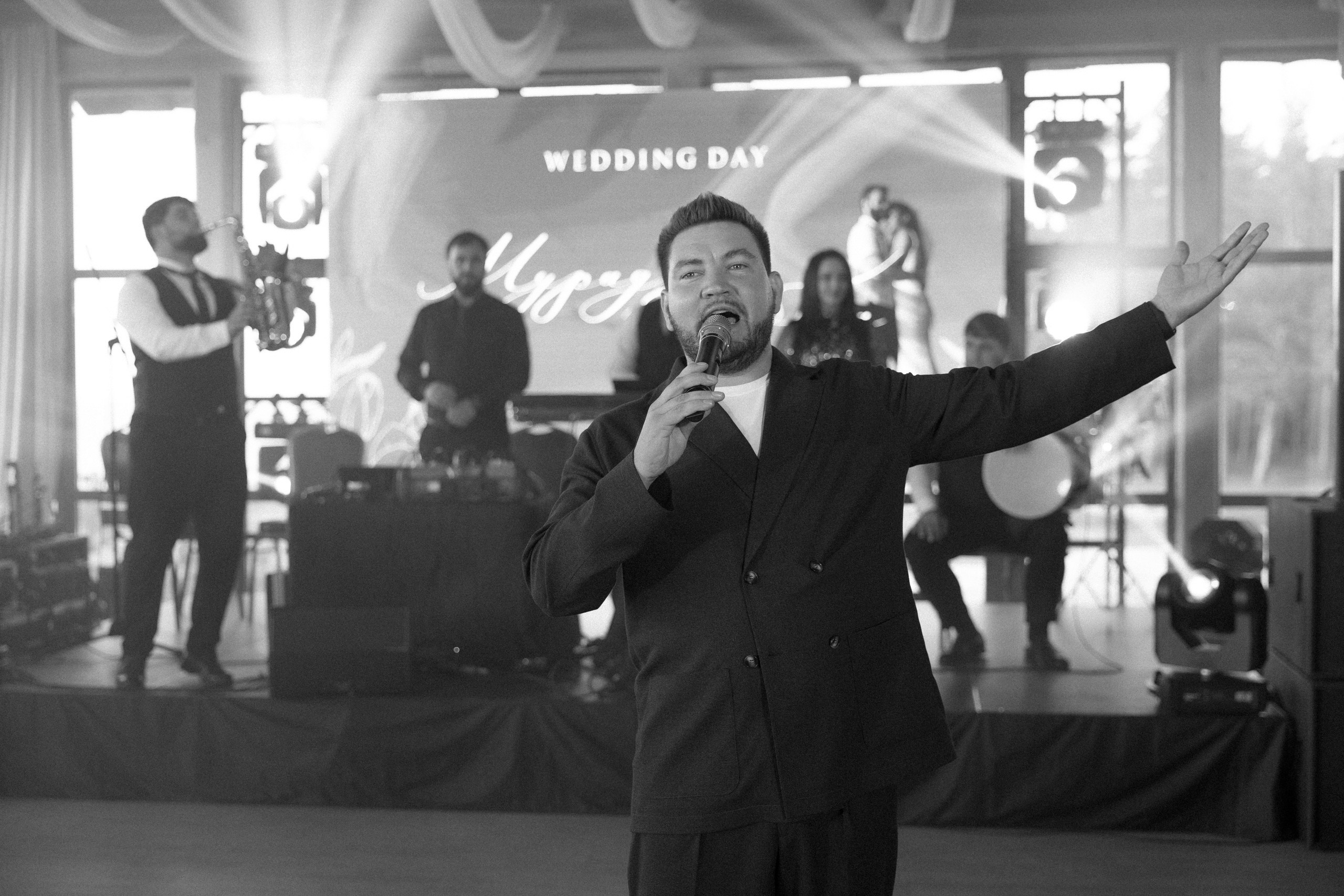 Здравствуйте! Я свадебный фотограф из Ульяновска, работаю в том числе по всей России и с выездом за границу. Снимаю свадьбы, lovestory, корпоративы, светский репортаж. Провожу обучение по фотографии, мастер-классы и воркшопы для других фотографов.