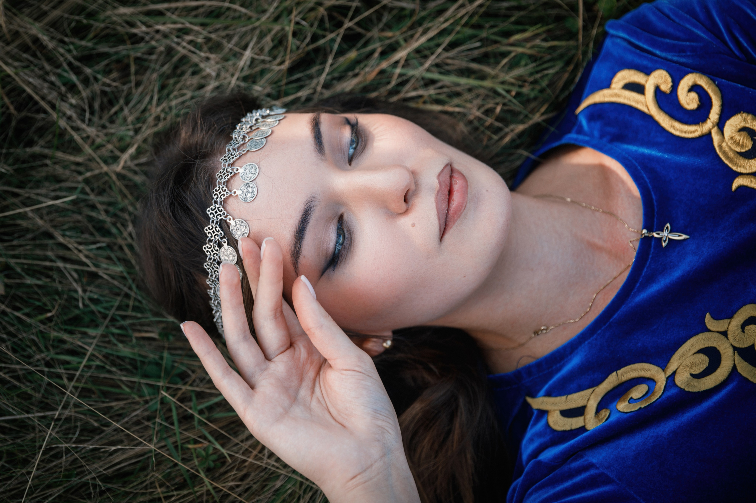 Индивидуальная фотосессия в горах, в армянском национальном платье. Фотограф во Владикавказе Юрий Геворгизов