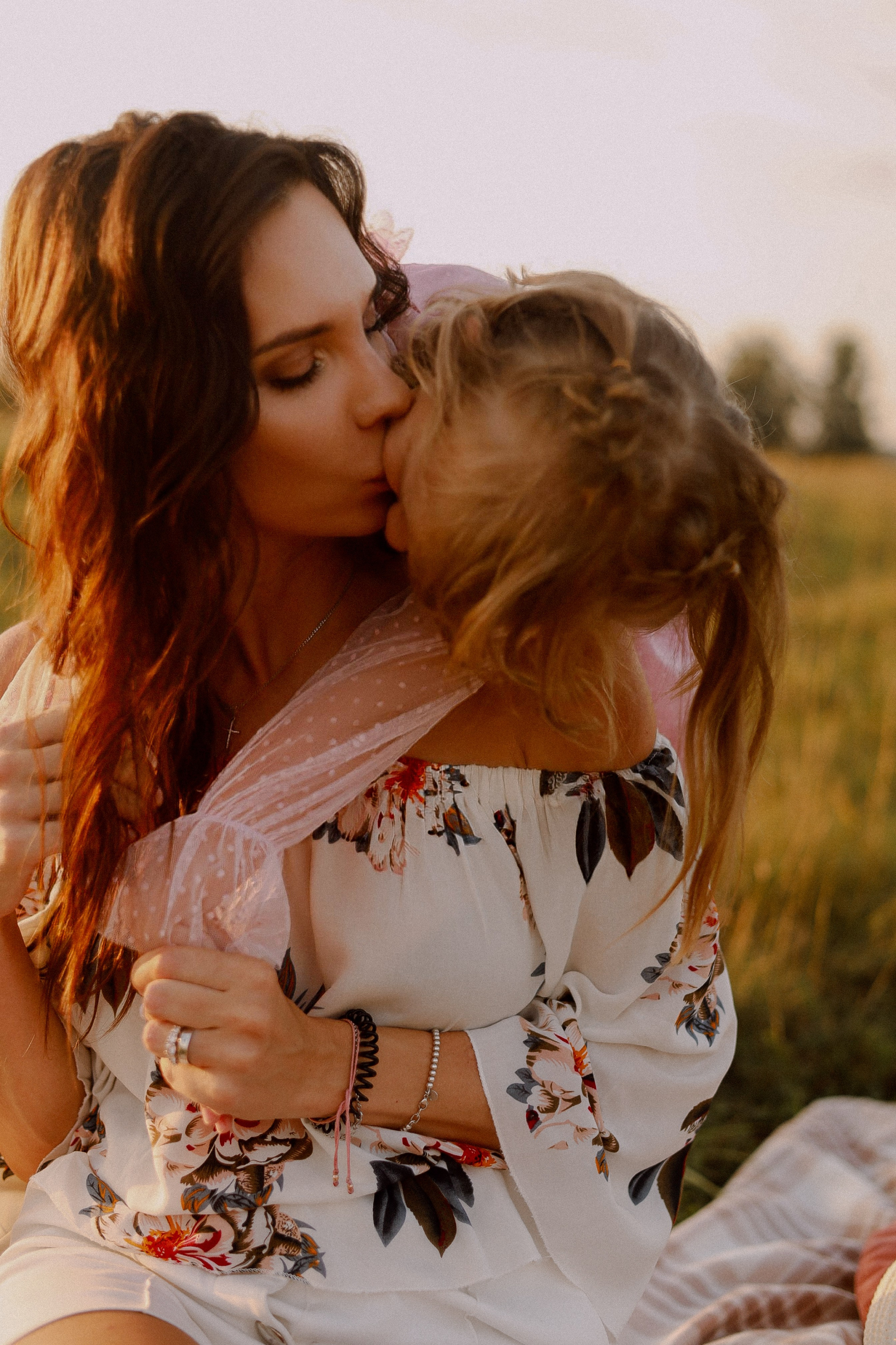 Мама с дочкой. Фотосессия на природе