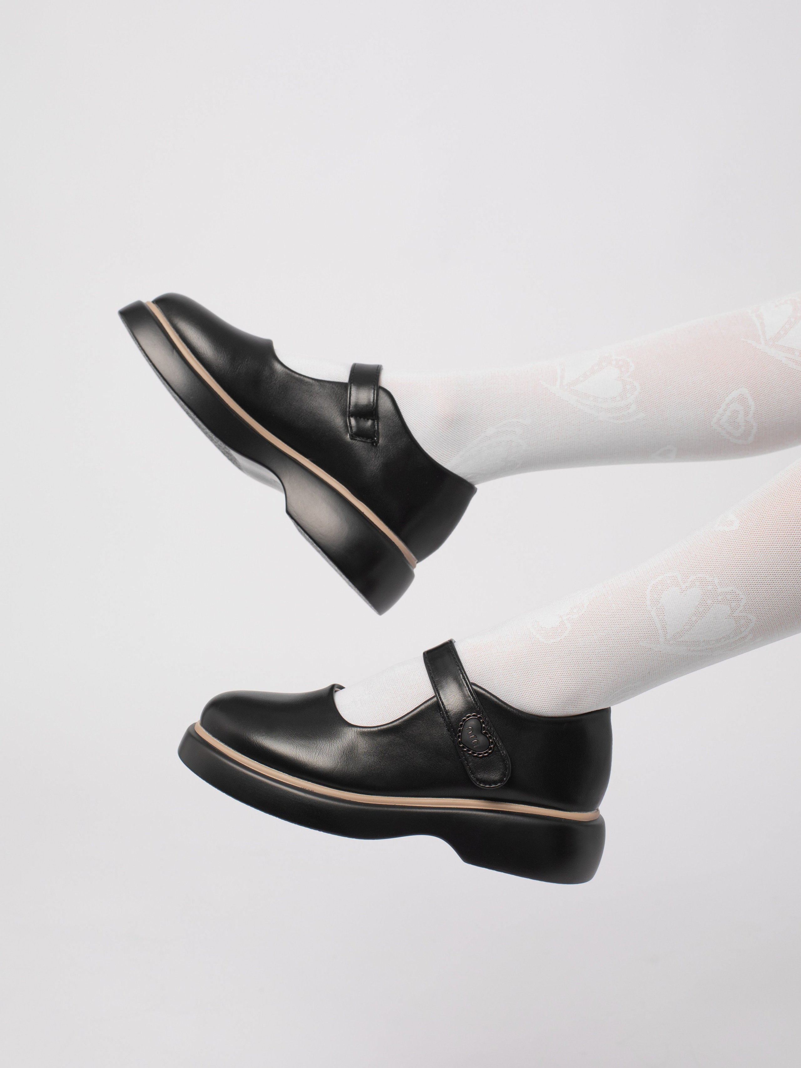 Школьные туфли. Фотостудия предметной и модельной съёмки для маркетплейсов