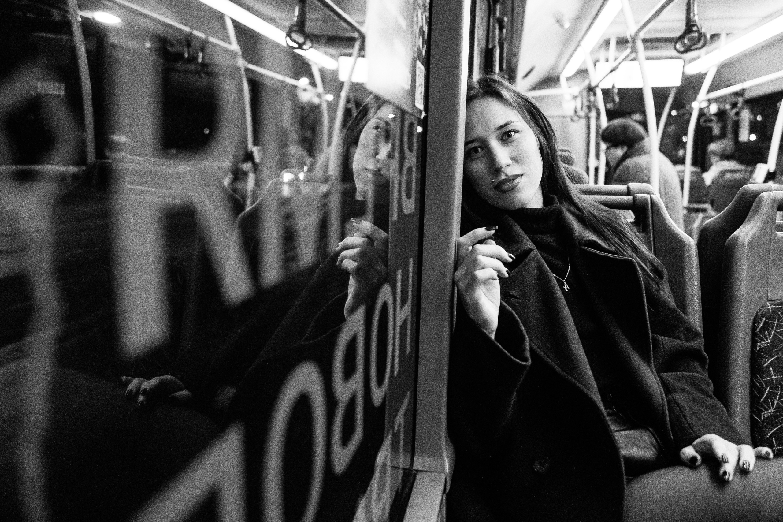 Портрет из окна автобуса на закате, Рыбинск — уличная съёмка вечером