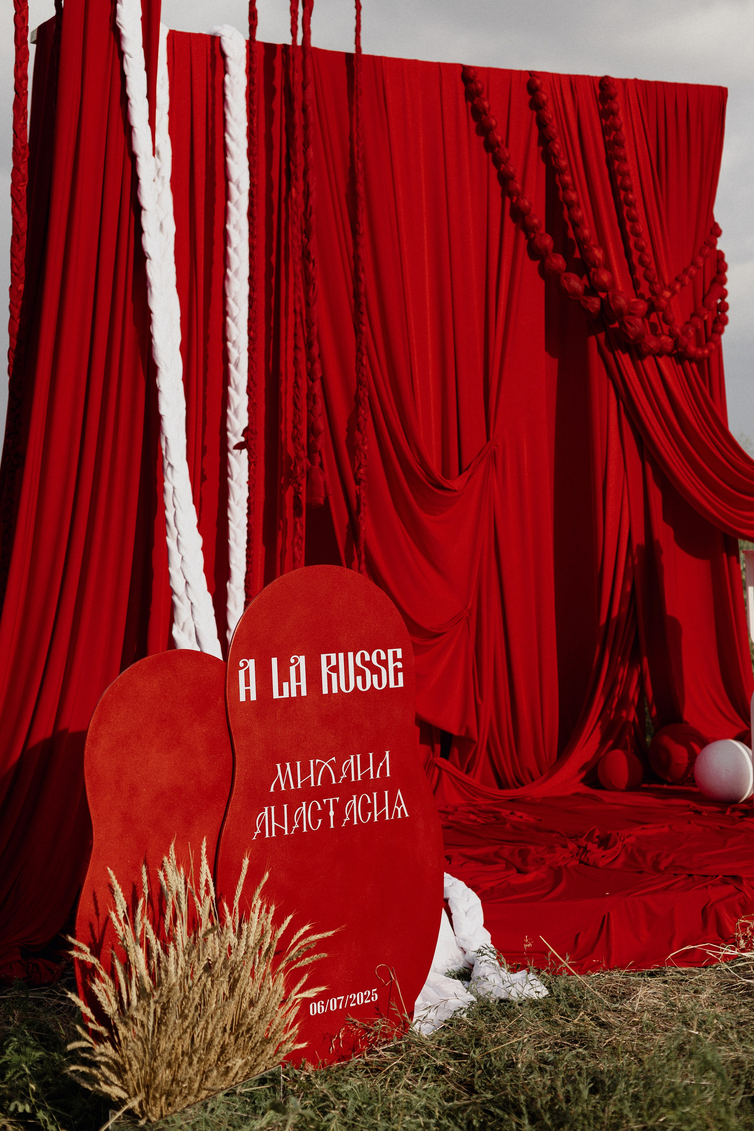 Женская фотосессия в Ростове-на-Дону, студийная съёмка, светлый интерьер, чувственный портрет, фотограф подчеркивает индивидуальность и красоту модели.