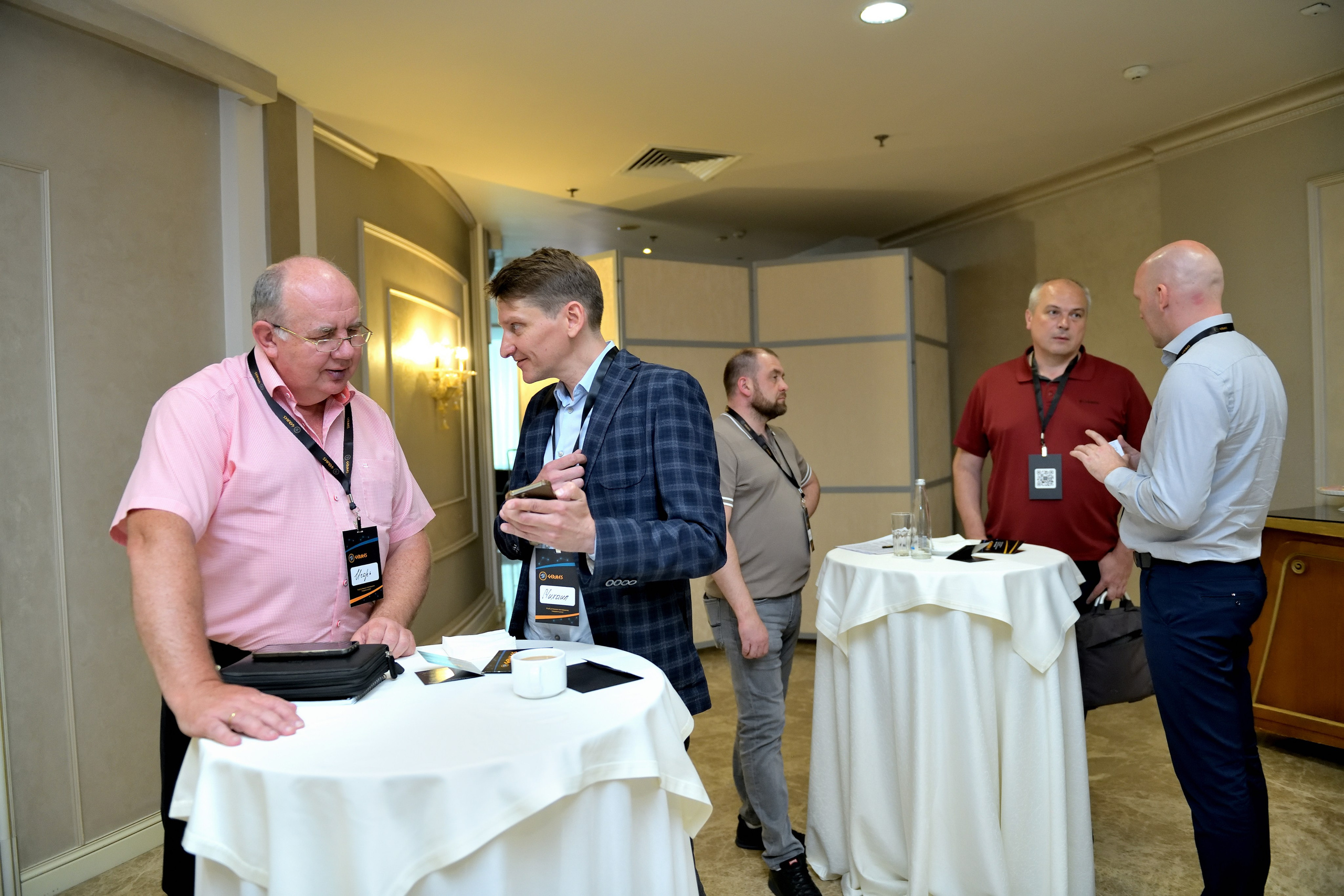 "Фотографии участников кофе-брейка на форуме предпринимателей".