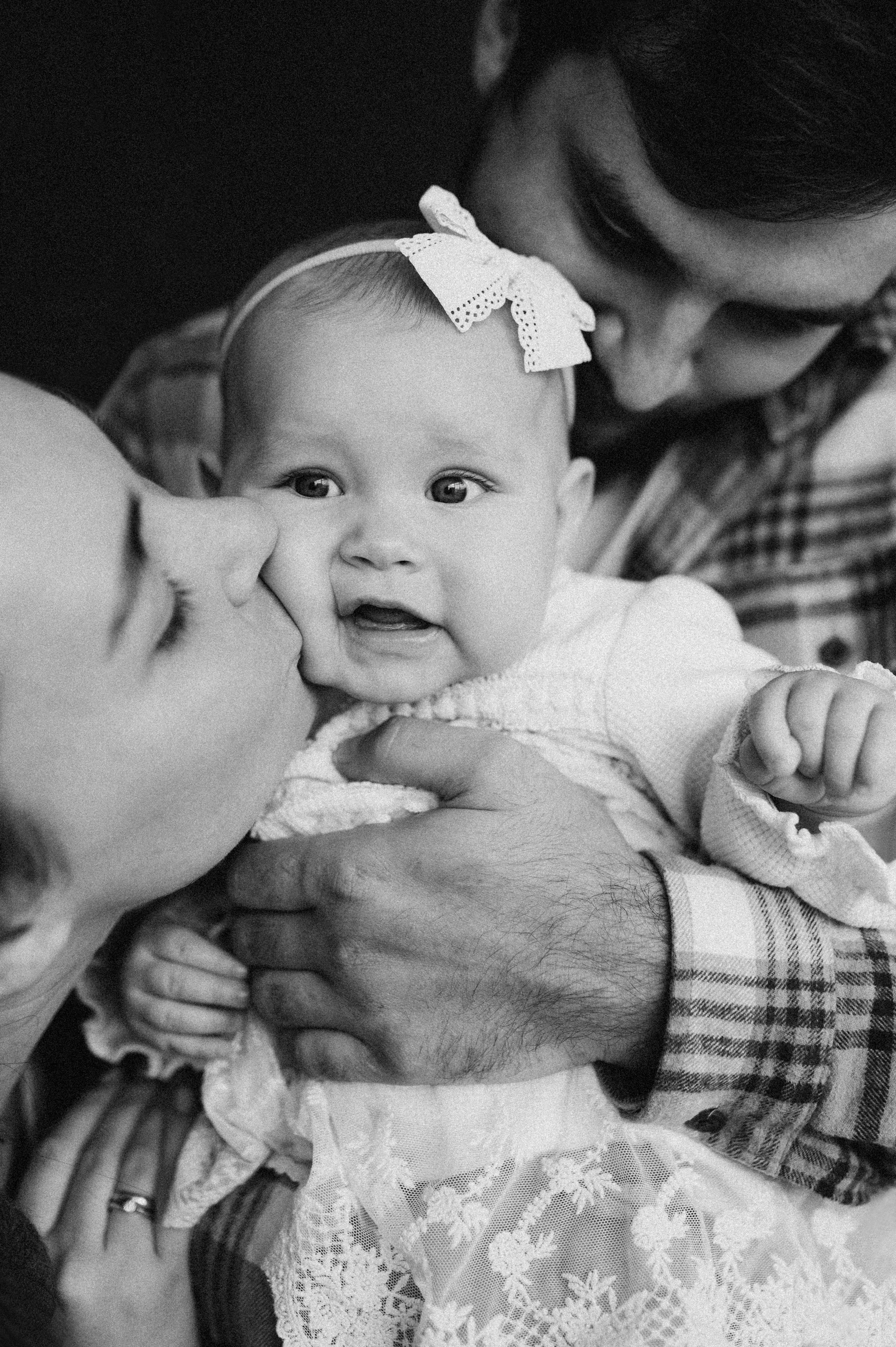 Студийная семейная фотосессия на 6 месяцев. Семейный фотограф в Новосибирске Женя Индрикова