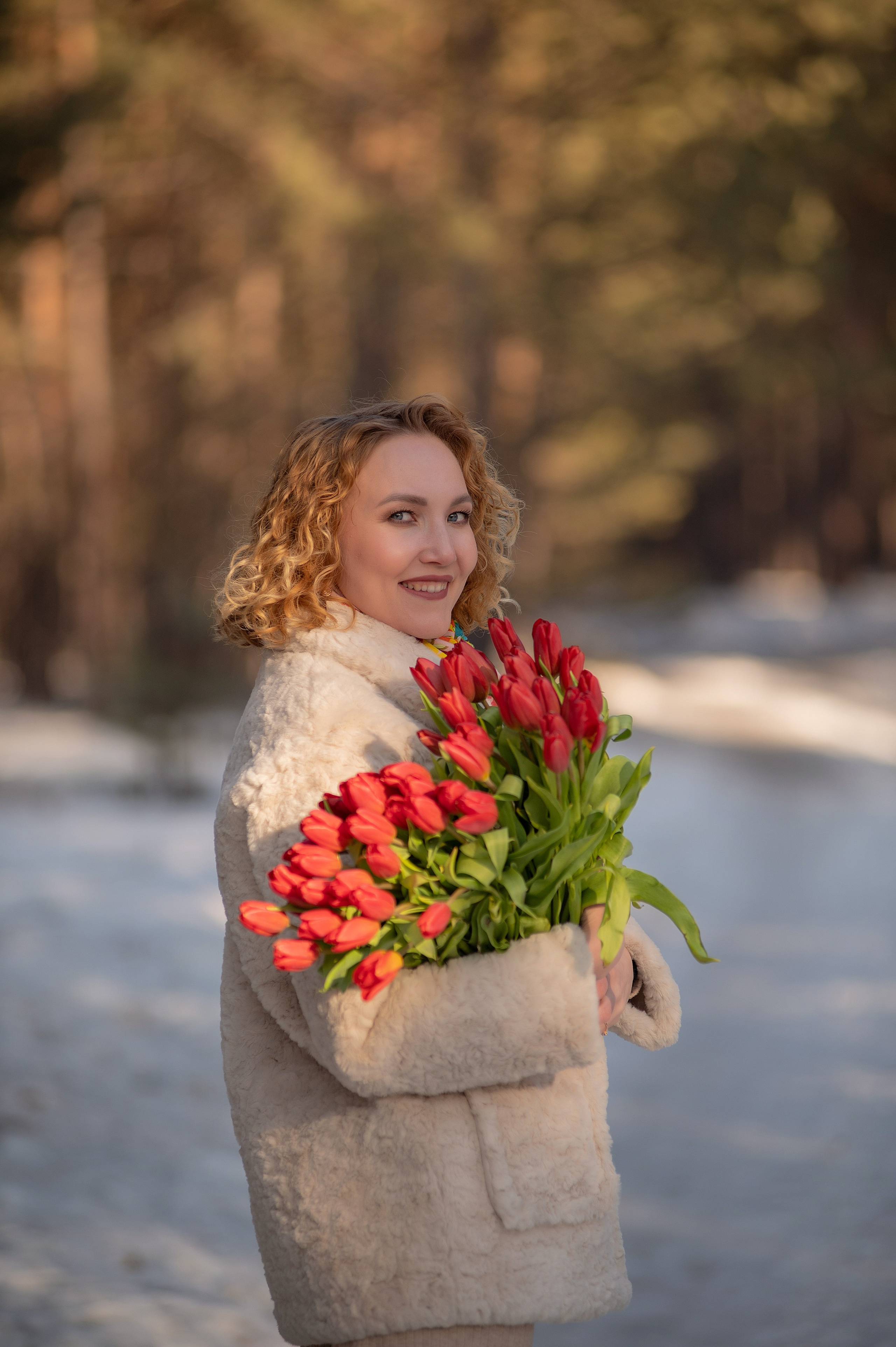 Ира тюльпаны в снегу. Фотограф Виктория Воронина