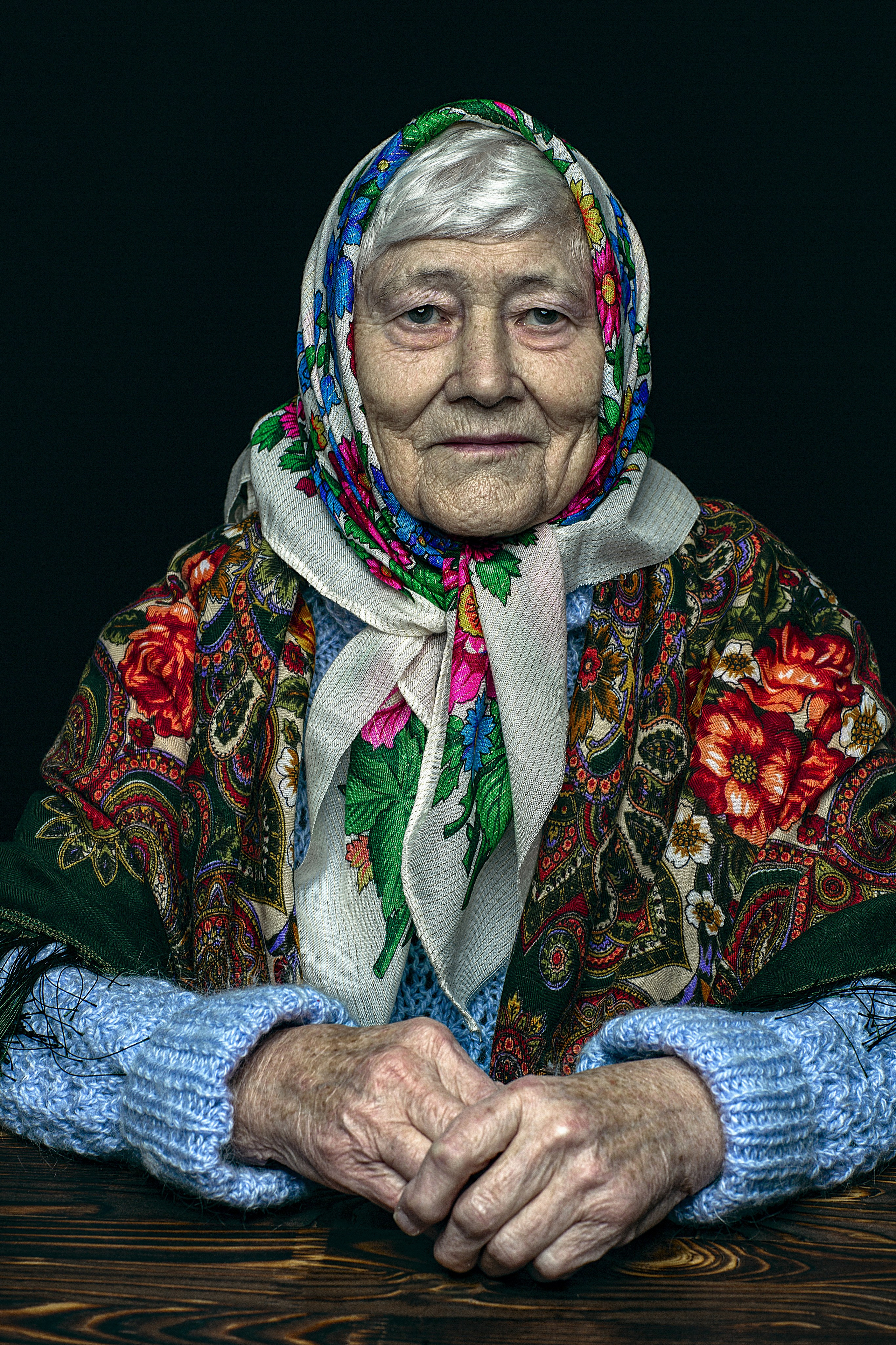 В кадре Валентина Ивановна,88 лет.Всю жизнь проработала в колхозе,в городе Жирновск Волгоградской области.Во время съемки от Валентины Ивановны исходила очень сильная энергетика.Чувствовался богатый жизненный опыт.Меня не покидало ощущение тёплого,по-русски домашнего уюта и заботы.Берегите своих близких и проявляйте о них заботу.