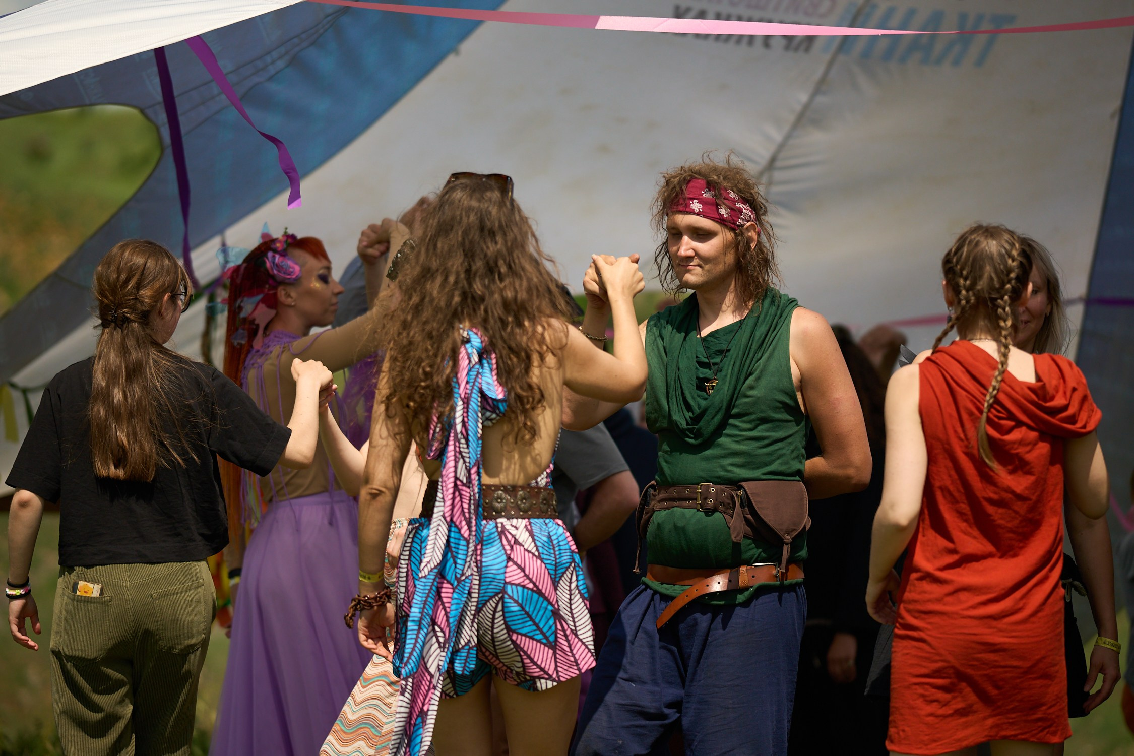 Мастер-класс по танцам. К сожалению, они были очень плотным кругом спиной ко мне :) Поэтому одно фото. Я ещё писал тут видео, но скорее всего там ничего интересного по той же причине.