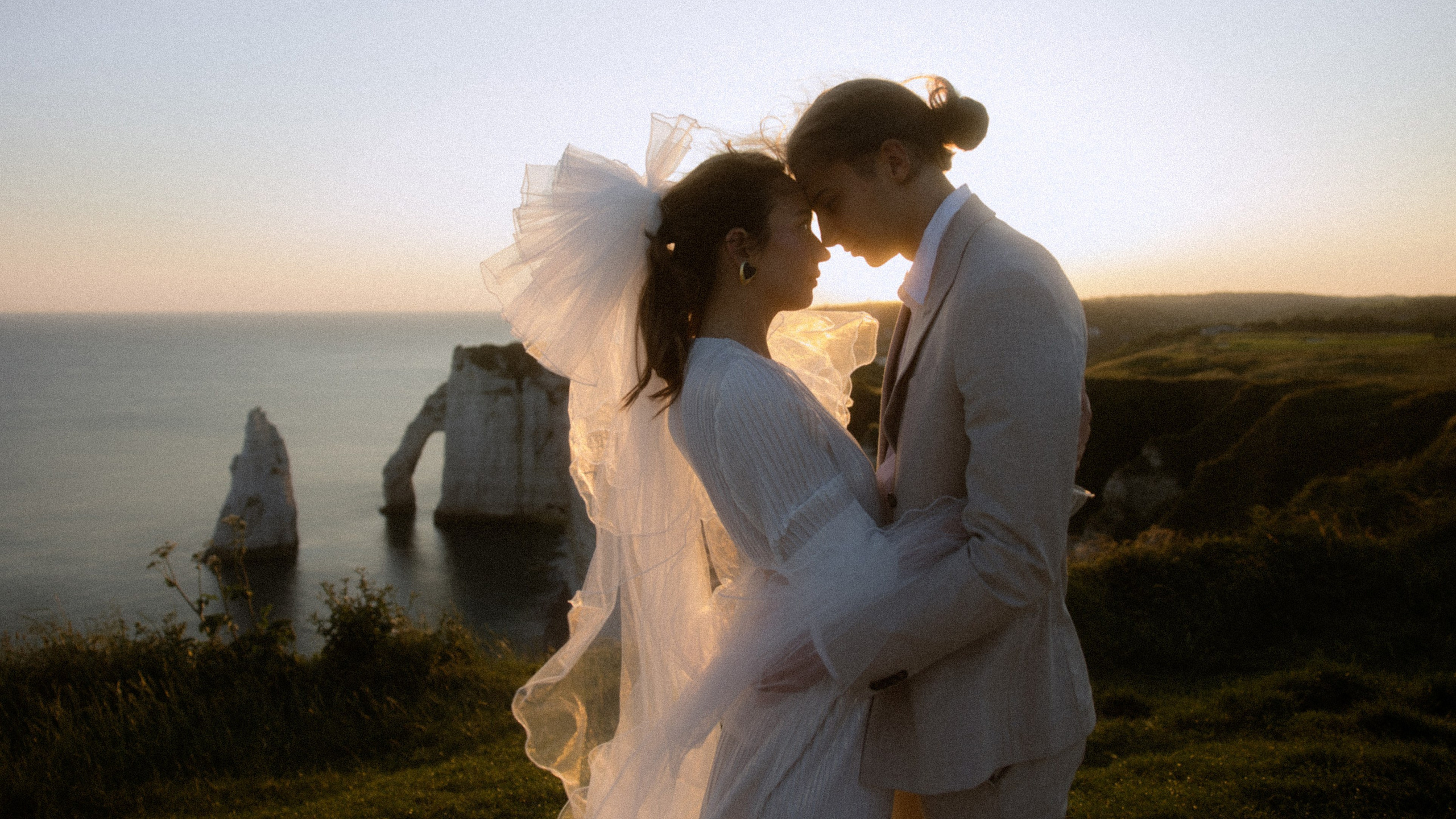 Étretat. Galina and Nikita Bykovets, a wedding photographer and videographer duo in Germany