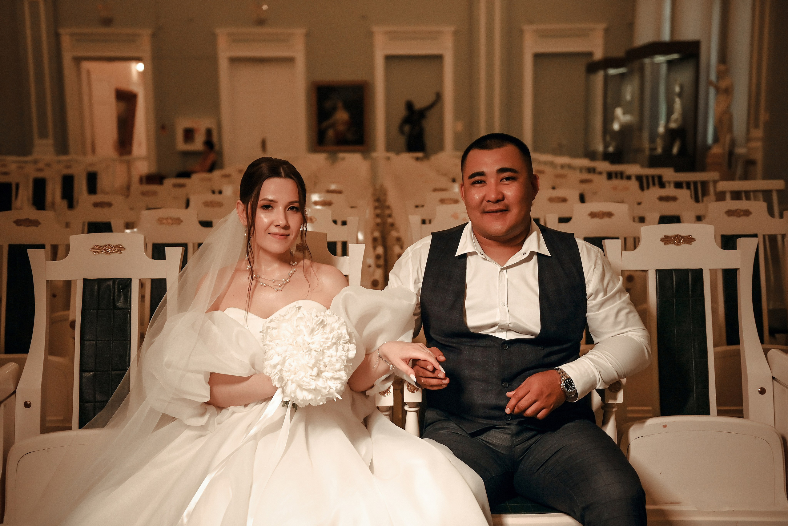 Небольшая свадебная серия в музее и прогулкой под дождем Эльмиры и Ризата. Свадебный, семейный, детский, контент фотограф в Омске Максим Ильин